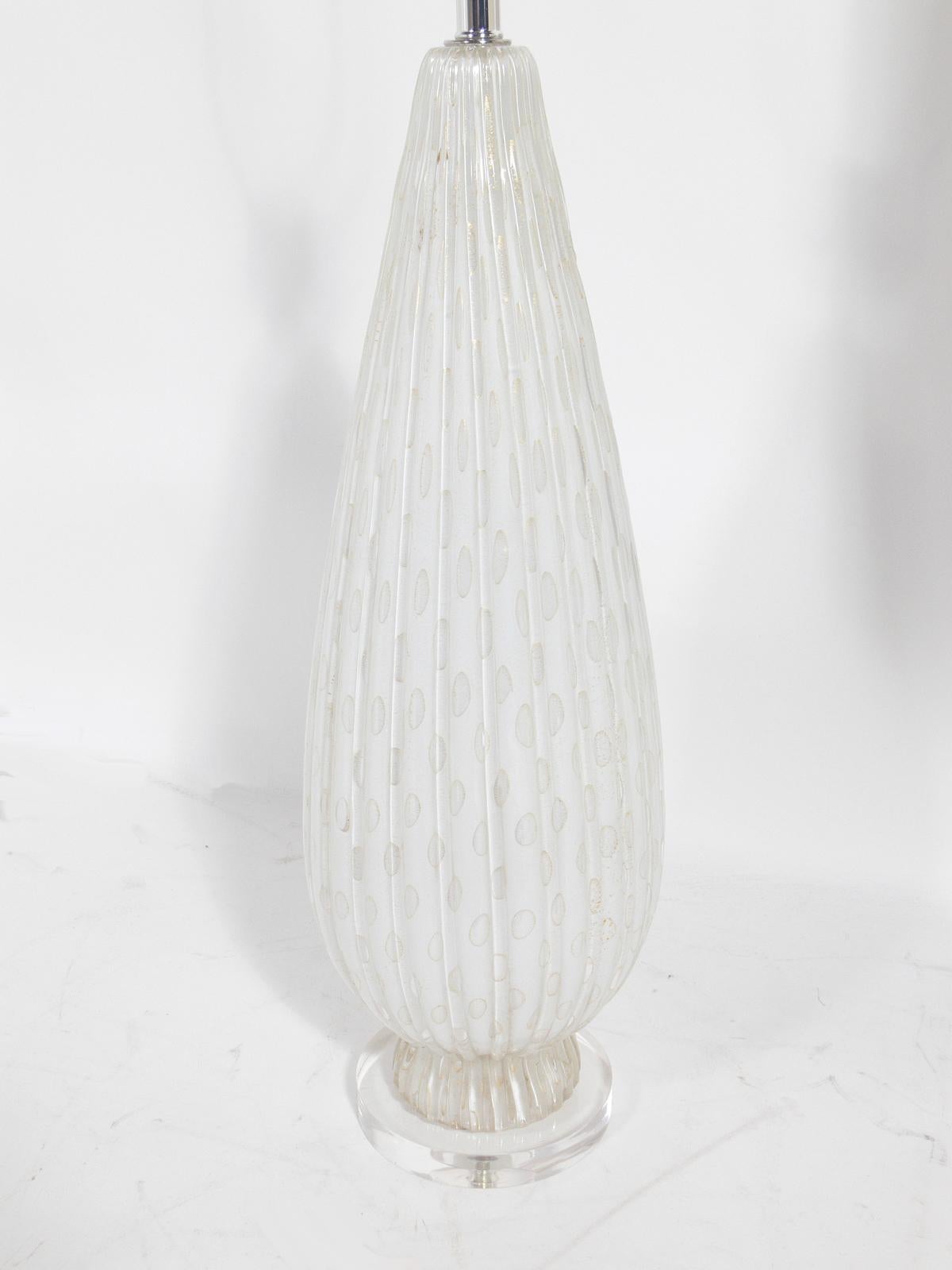 Sélection de lampes vintage en verre de Murano, Italie, vers les années 1950. Ils ont été récemment recâblés et montés sur de nouvelles bases en Lucite. Leur prix est de 850 $ chacun et l'abat-jour est inclus. La lampe illustrée à gauche est blanche