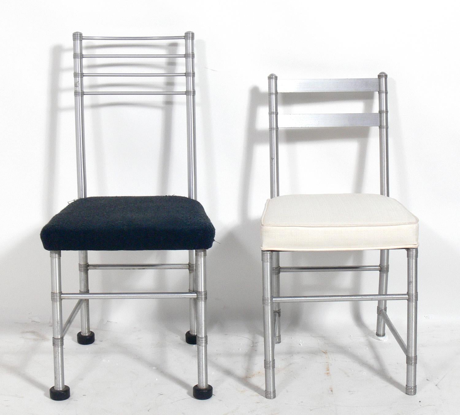 Eine Auswahl von Art-Déco-Stühlen aus Aluminium, entworfen von Warren McArthur, Amerikaner, ca. 1930er Jahre. Die Stühle können als Esszimmer-, Tisch- oder Beistellstühle verwendet werden. Der Preis liegt bei 1500 Dollar pro Stück. Sie messen: 
1)