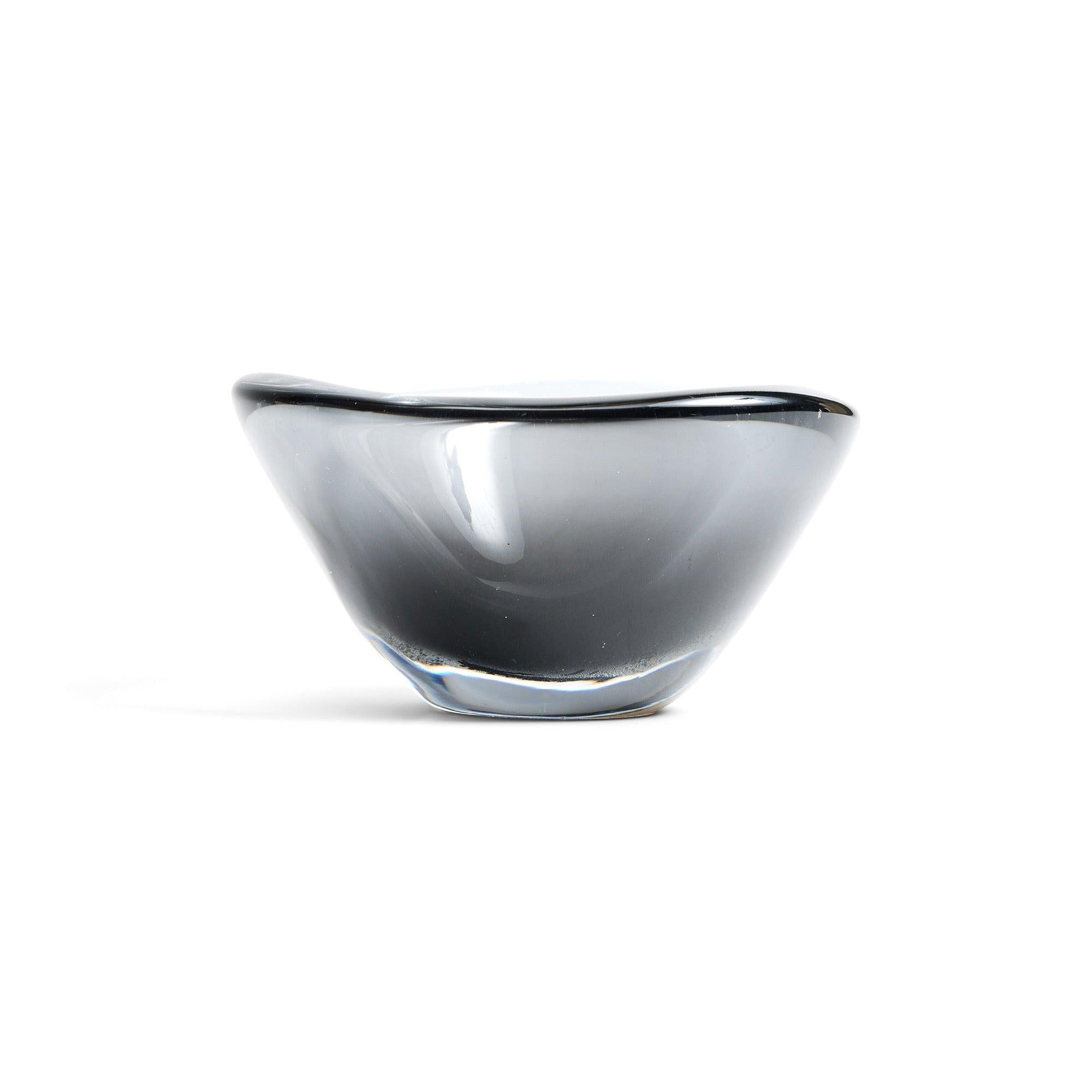 Un bol sculptural en verre fumé avec des parois et un fond en verre épais.