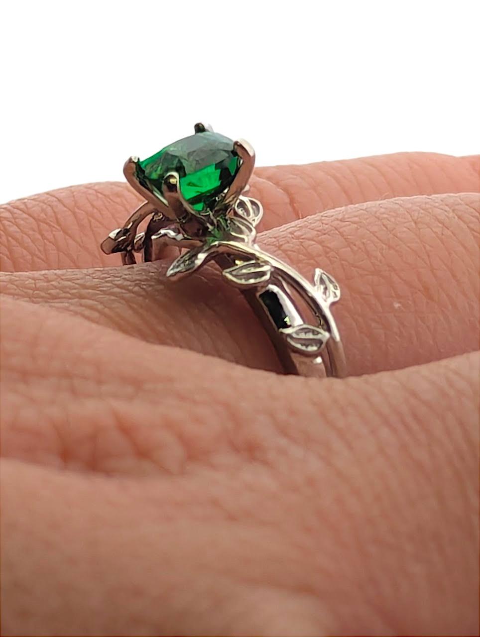 💚 14K White Gold Chrome Diopside Ring – 0.50 CT  Size 6.75

Inspired by the beauty of nature, this 14K white gold ring features a 0.50 CT natural Chrome Diopside gemstone, set in an intricately detailed vine-inspired band. The vibrant green hue of