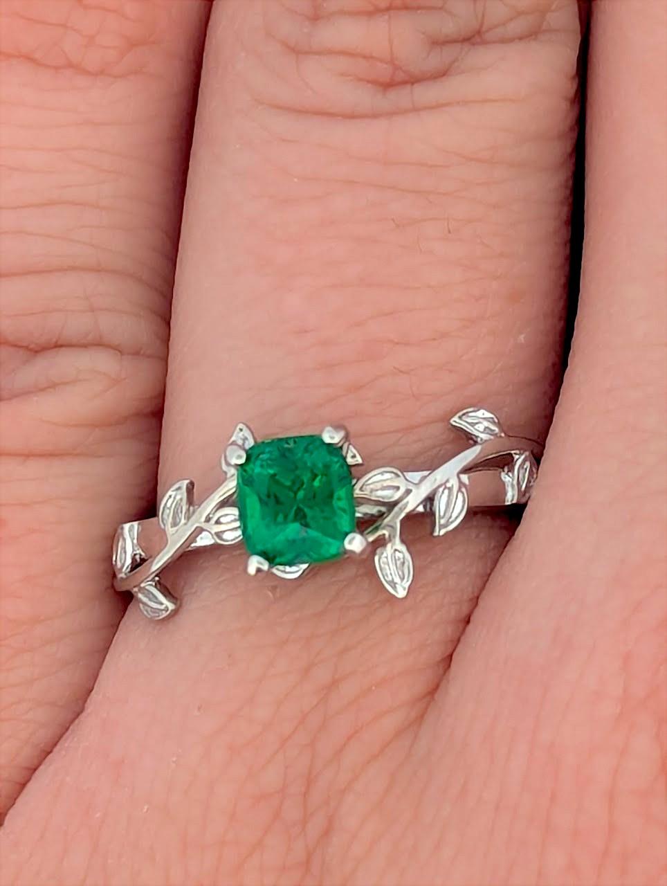 Modern Selene  14K White Gold Chrome Diopside Ring, 0.50 CT Green Gemstone, Vine Band For Sale