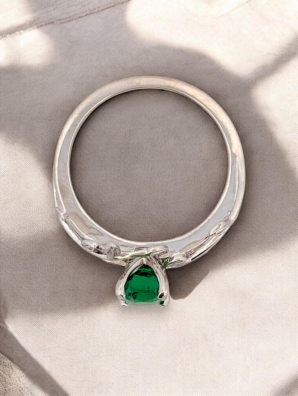 Selene  14K White Gold Chrome Diopside Ring, 0.50 CT Green Gemstone, Vine Band In New Condition For Sale In Greeneville, TN