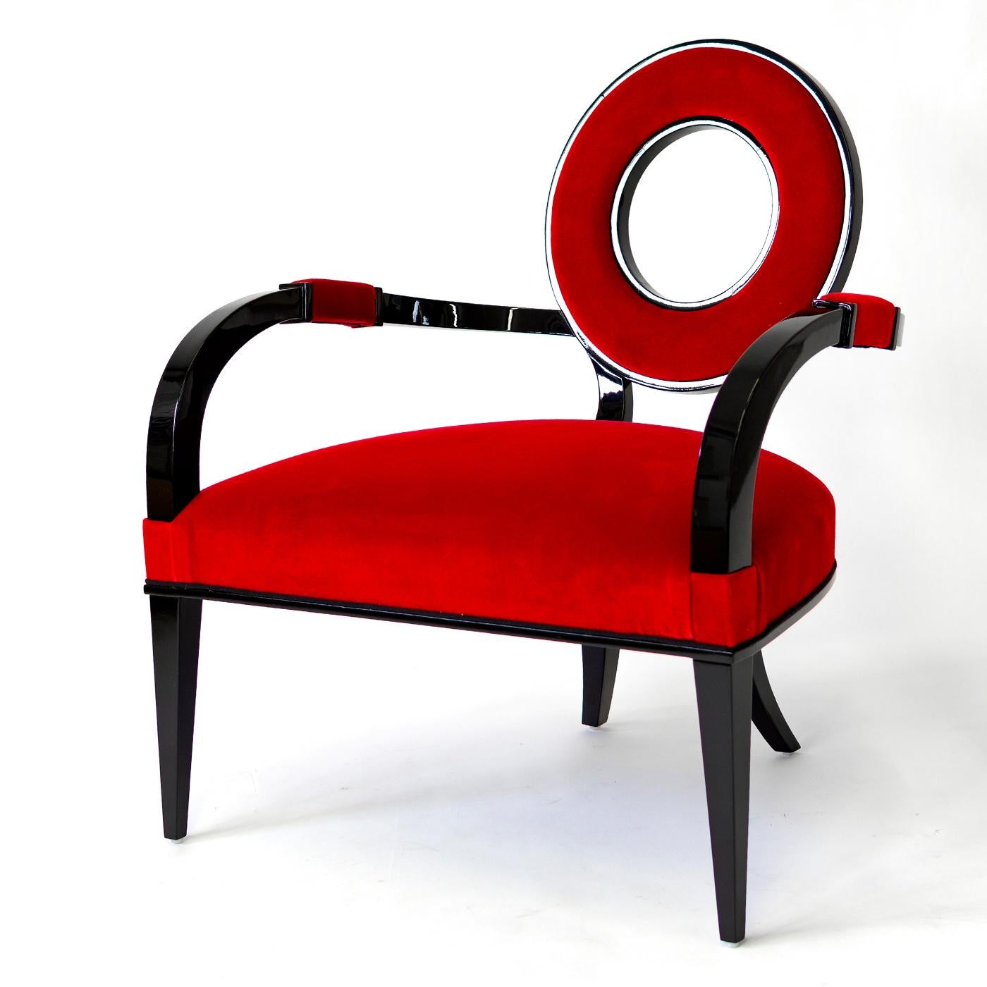 Dieser von G. Ventura entworfene Sessel zeichnet sich durch eine Neuinterpretation des Art-Deco-Stils mit modernen grafischen Details aus, die seine zeitlose Eleganz unterstreichen. Die skulpturale Silhouette zeichnet sich durch eine einzigartige