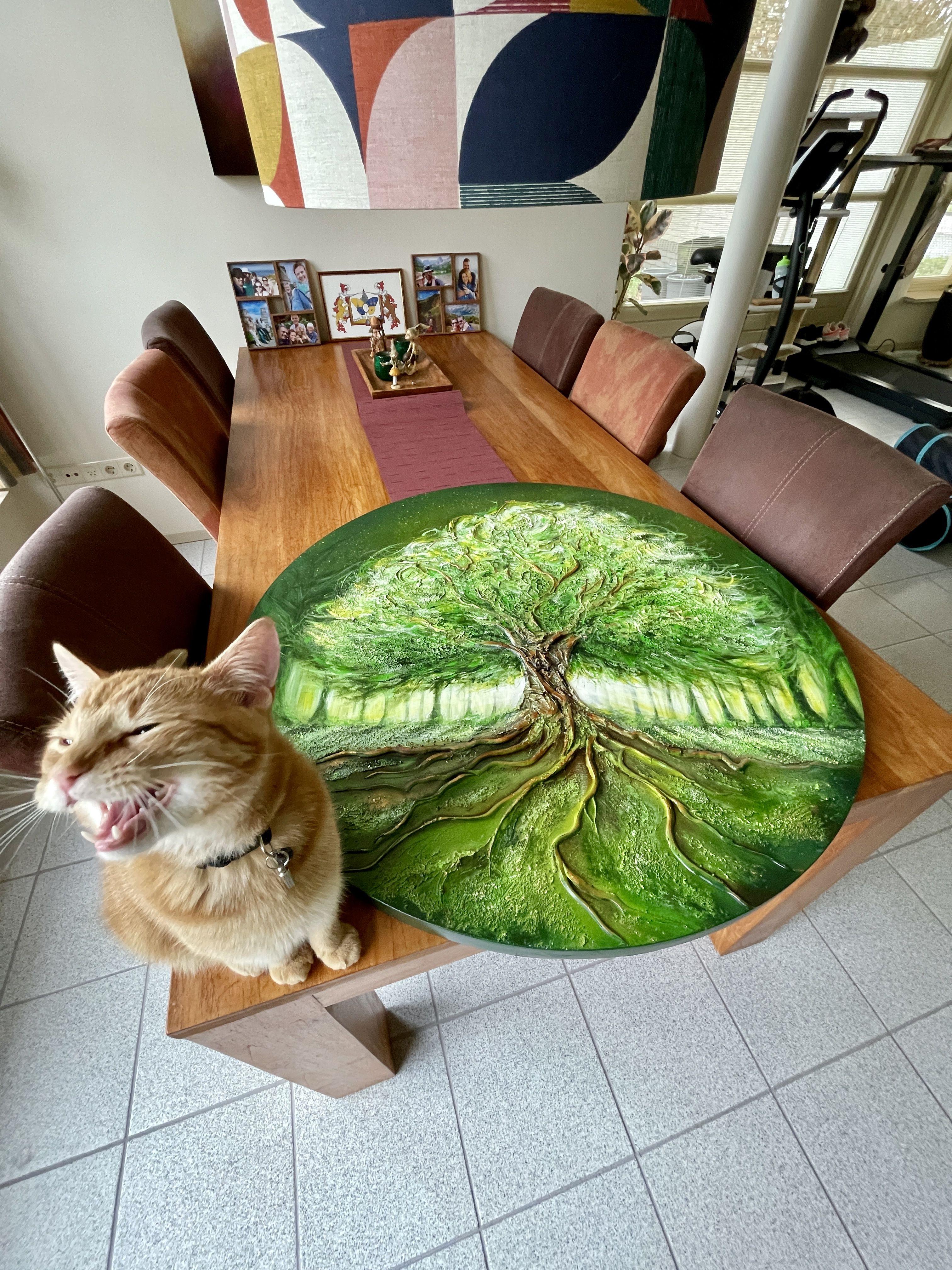 In diesem Kunstwerk habe ich meine Seele in die lebendigen Pinselstriche gesteckt, um einen Baum zu schaffen, der vor Leben pulsiert. Mit Acryl, Erde und Spray habe ich eine ausdrucksstarke und metaphysische Vision gewebt, die an der Grenze zwischen