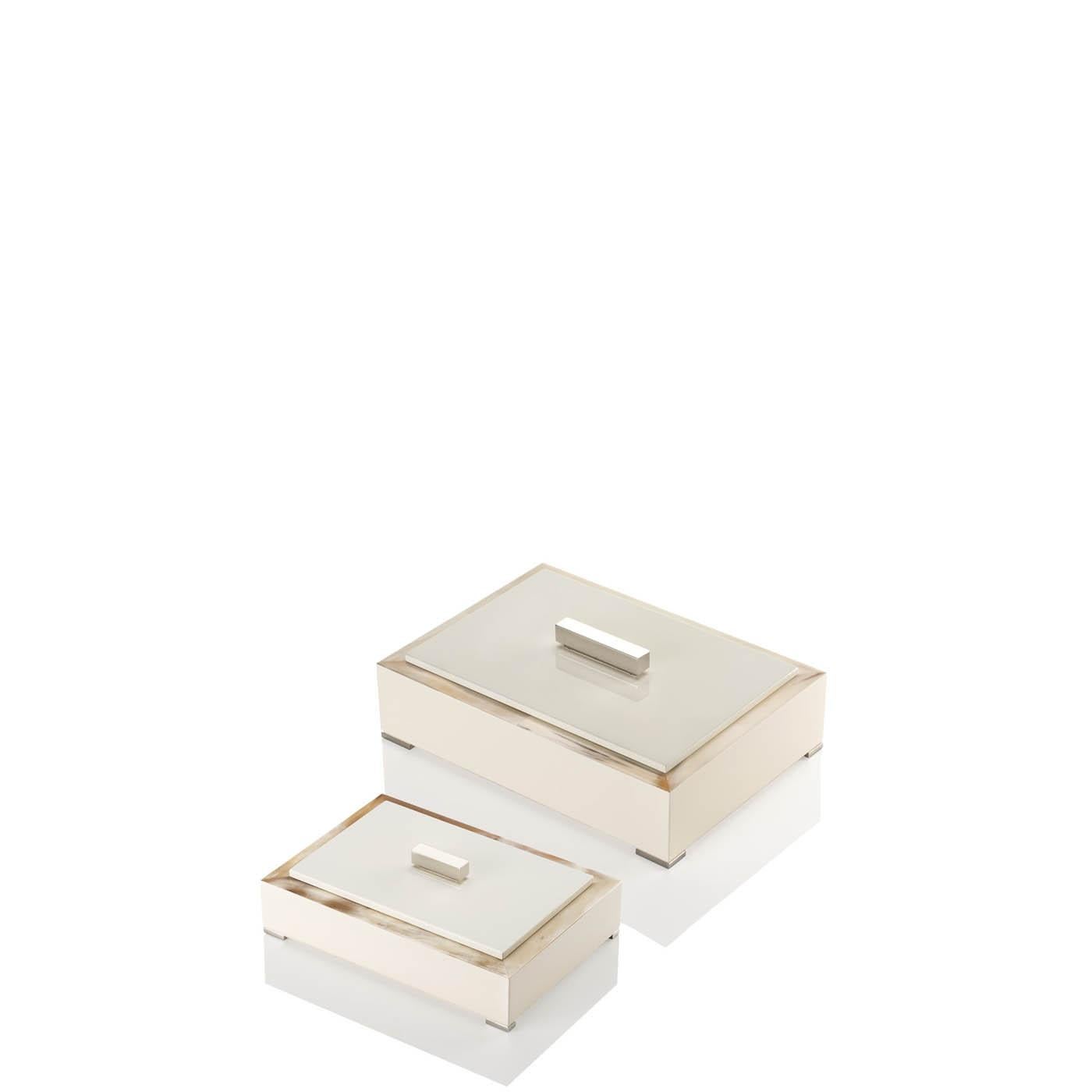 Selene Box by Arcahorn
Dimensions: D 20 x W 28 x H 6 cm
Materials: Leather, wood, horn, brass.

Rectangular box in horn and wood with lacquered ivory gloss finish. Lid in wood with lacquered ivory gloss finish and chromed brass handle. Interior in