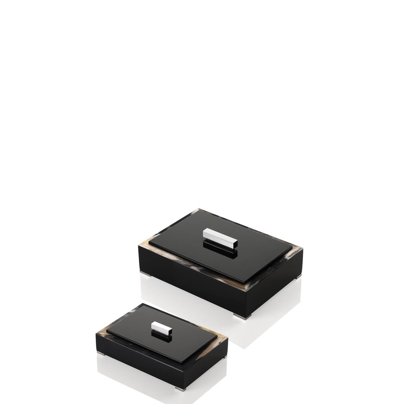 Selene Box by Arcahorn
Dimensions: D 20 x W 28 x H 6 cm
Materials: Leather, wood, horn, brass.

Rectangular box in dark horn and wood with lacquered black gloss finish. Lid in wood with lacquered black gloss finish and chromed brass handle. Interior