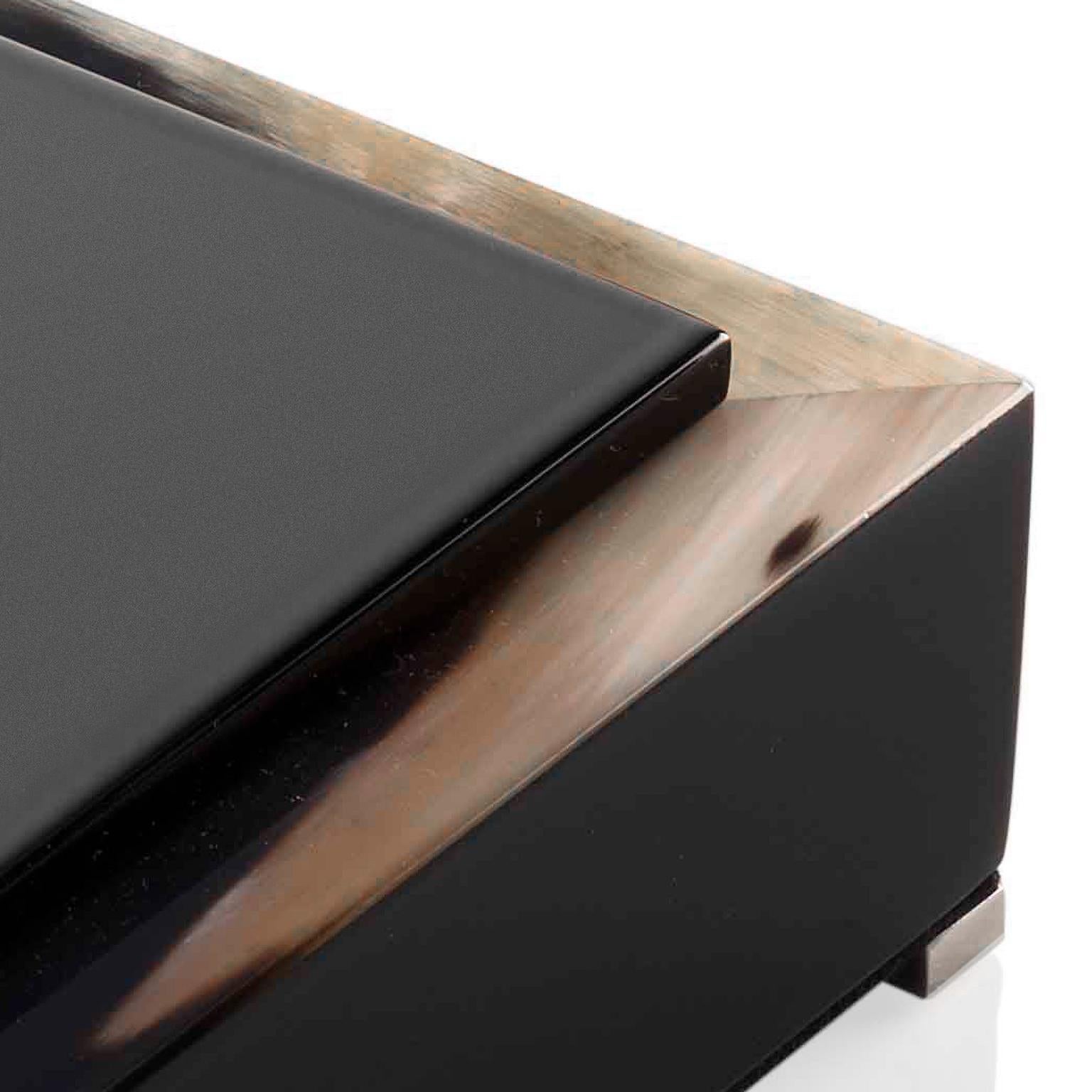 Selene-Schachtel aus glänzendem, schwarz-schwarz lackiertem Holz mit Corno Italiano-Intarsien, Mod. 5310er Jahre (Italienisch) im Angebot
