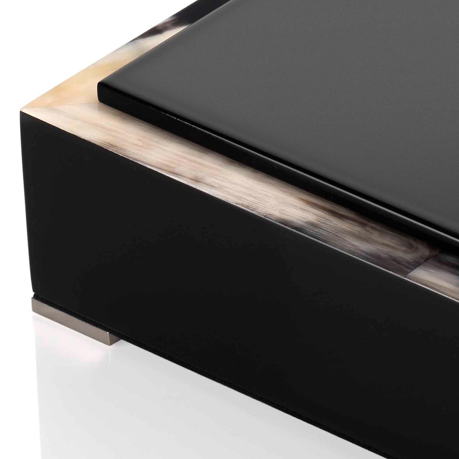 Selene-Schachtel aus glänzendem, schwarz lackiertem Holz mit Korno Italiano-Intarsien, Mod. 5311er Jahre (Italienisch) im Angebot