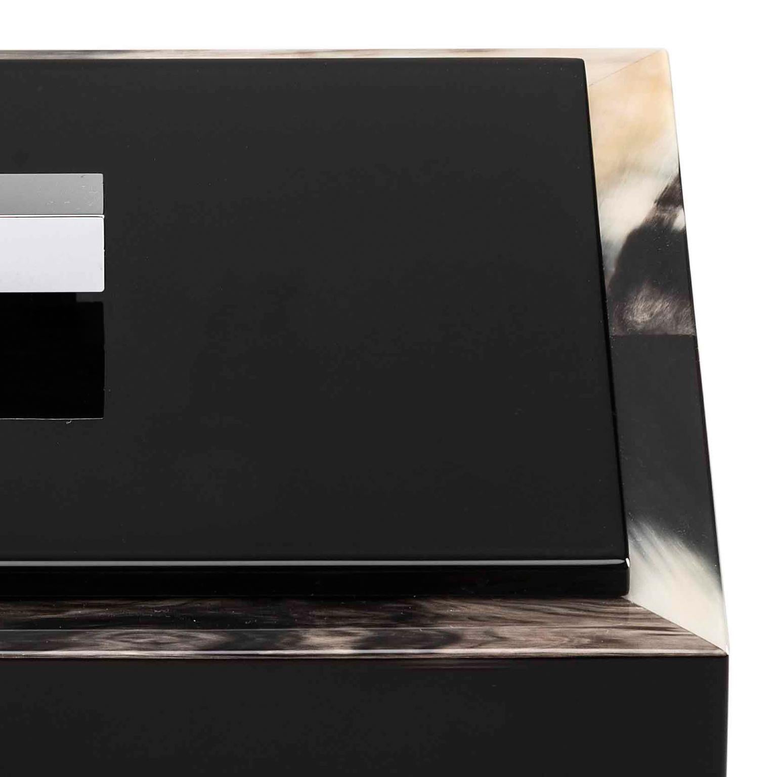 Selene-Schachtel aus glänzendem, schwarz lackiertem Holz mit Korno Italiano-Intarsien, Mod. 5311er Jahre (Poliert) im Angebot