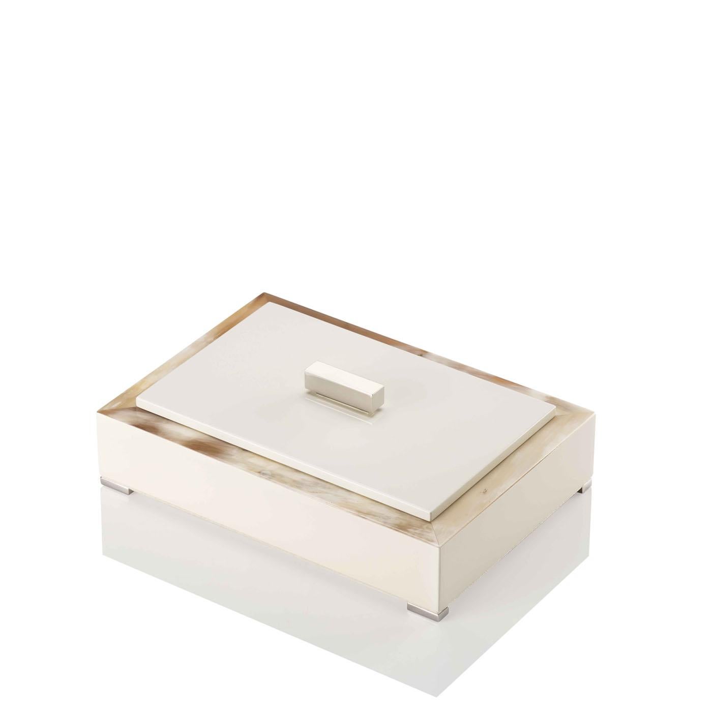 Discerning materials and excellent craftsmanship meld together in our Selene box. Supported by small feet in chromed brass, this box is handmade of wood with lacquered ivory gloss finish. With an interior lined in ivory Tosca leather (cat. Super),