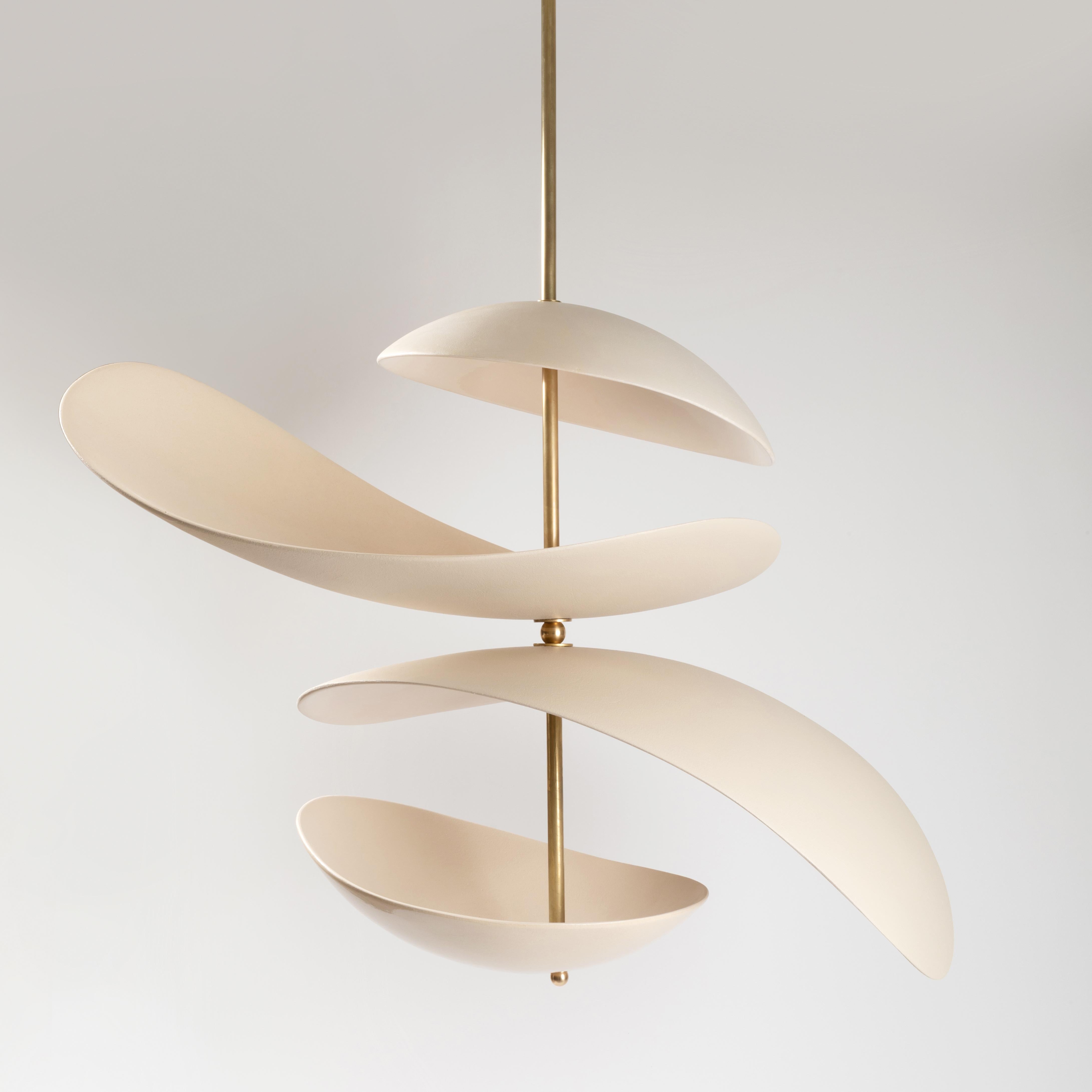 Postmoderno Lampada scultorea Floating Composition in ceramica e ottone color avorio di Elsa Foulon in vendita