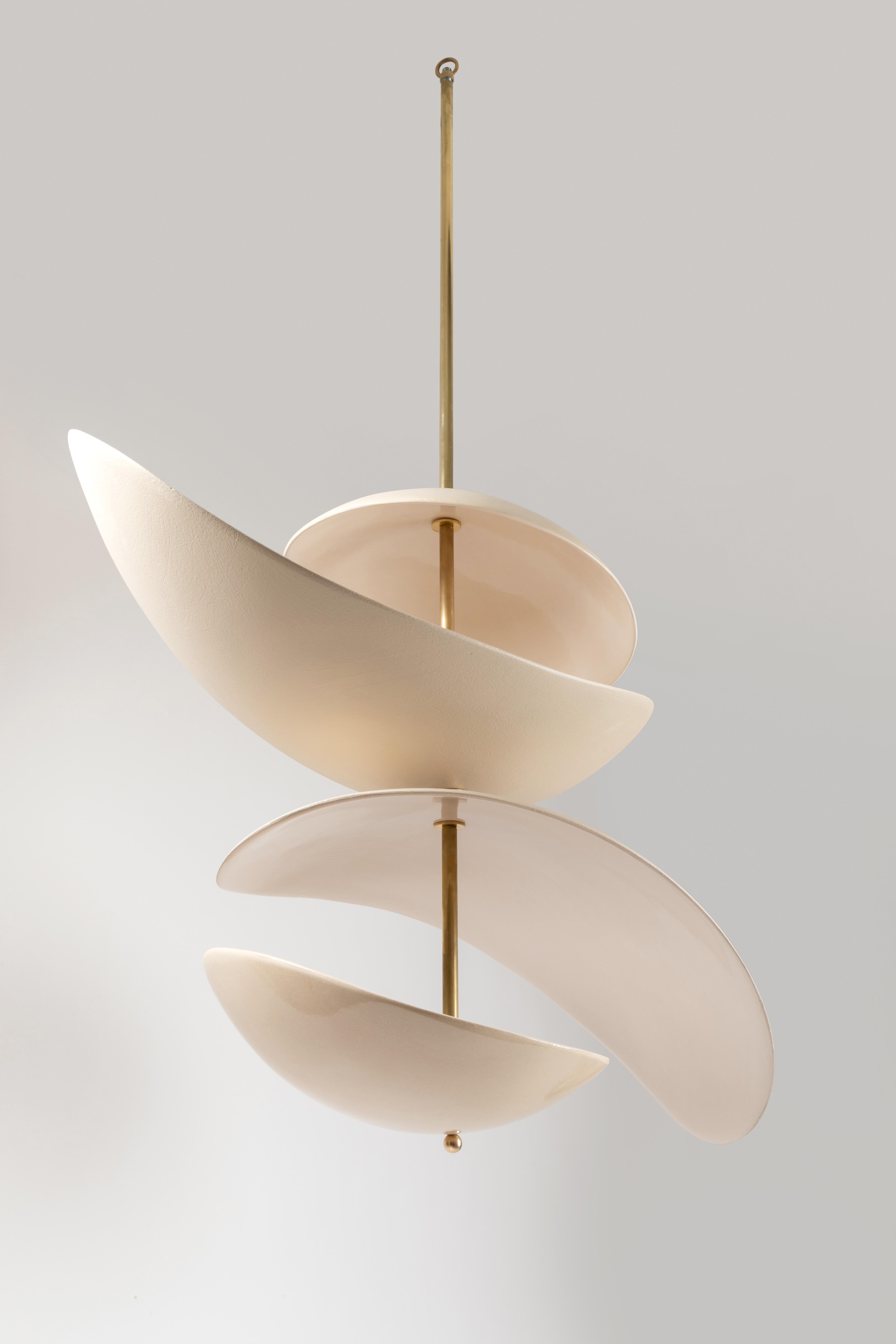 Postmoderno Lampada scultorea Floating Composition in ceramica e ottone di dimensioni XL di Elsa Foulon in vendita