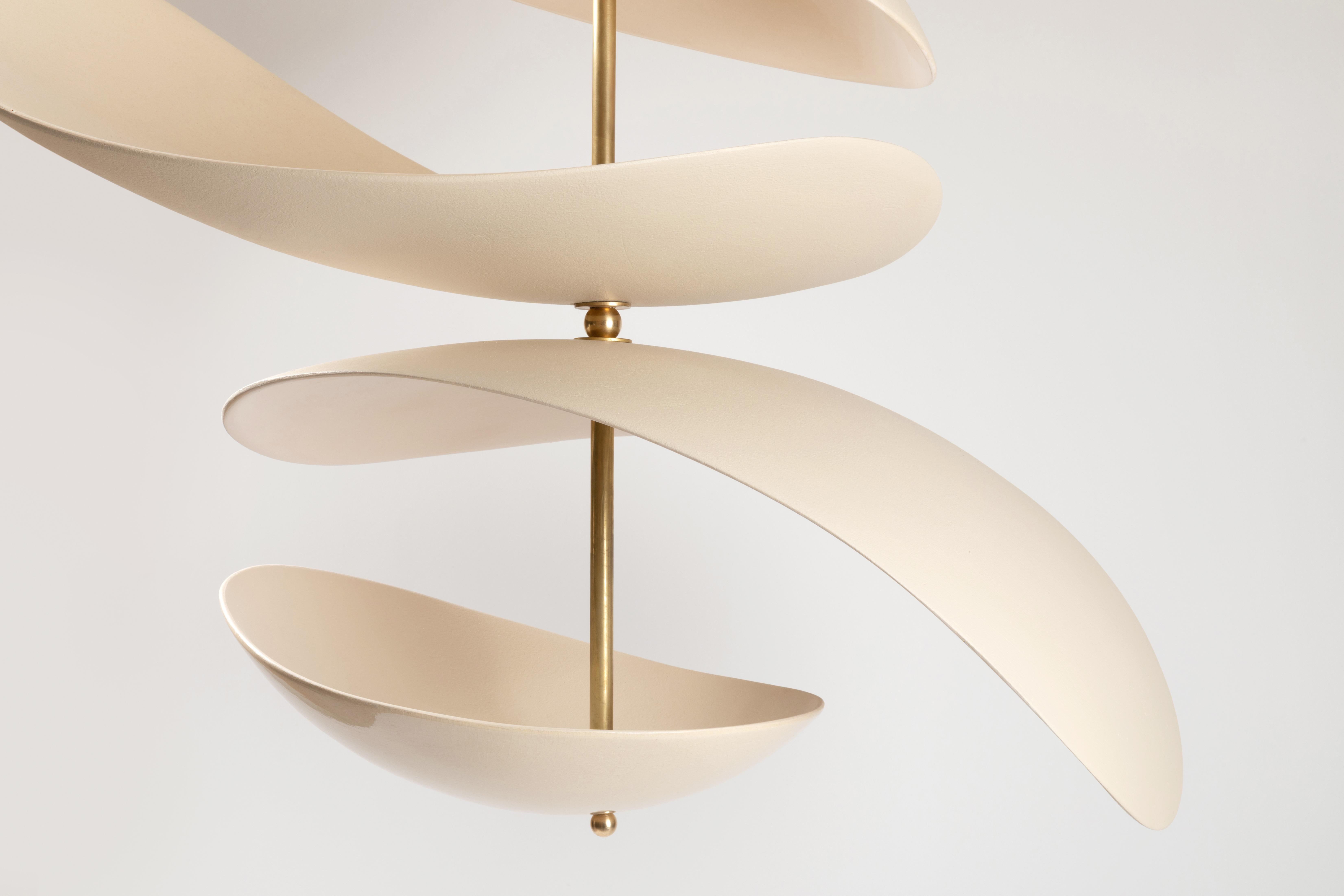 Francese Lampada scultorea Floating Composition in ceramica e ottone di dimensioni XL di Elsa Foulon in vendita