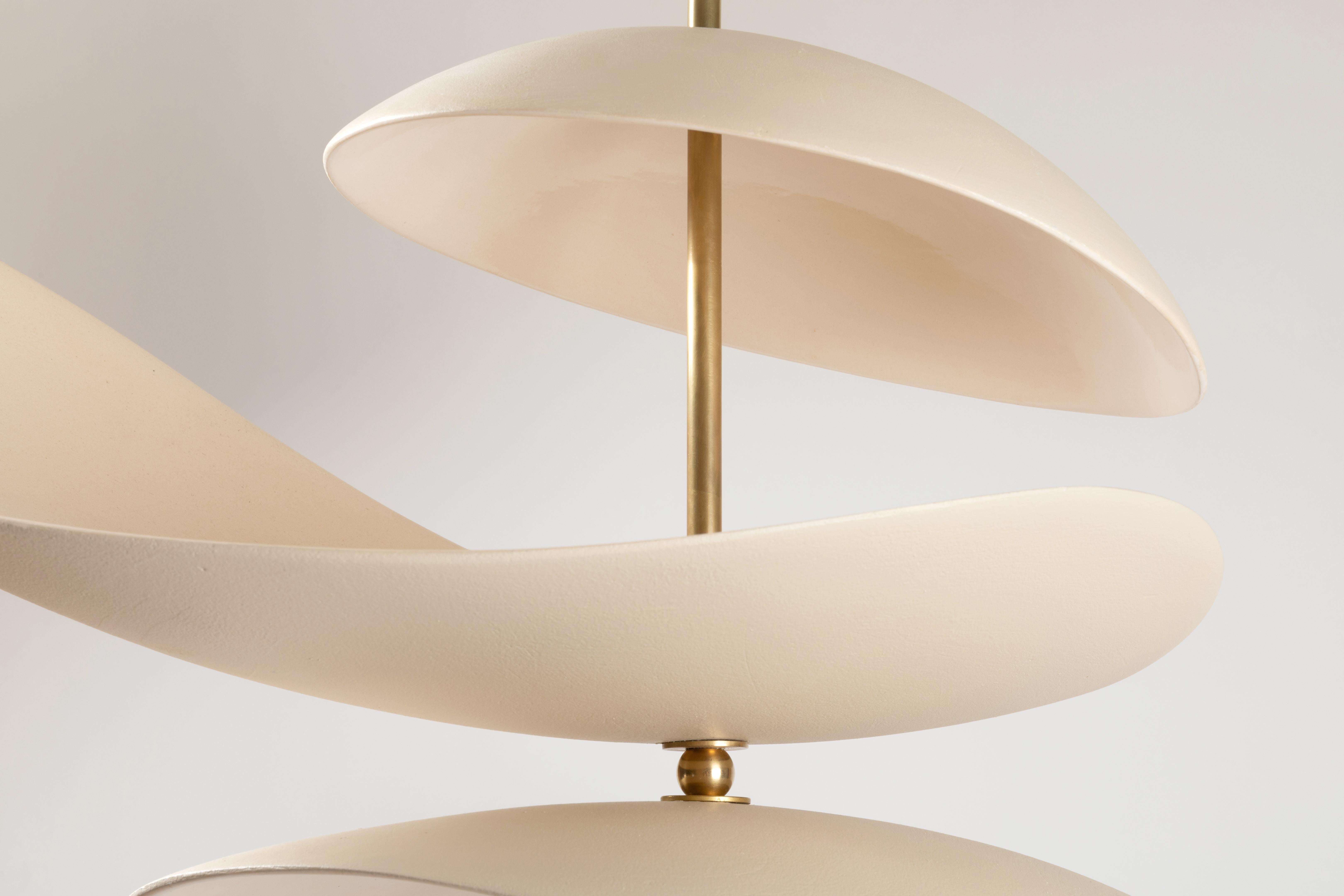 Lampada scultorea Floating Composition in ceramica e ottone di dimensioni XL di Elsa Foulon In condizioni Nuovo in vendita a Geneve, CH
