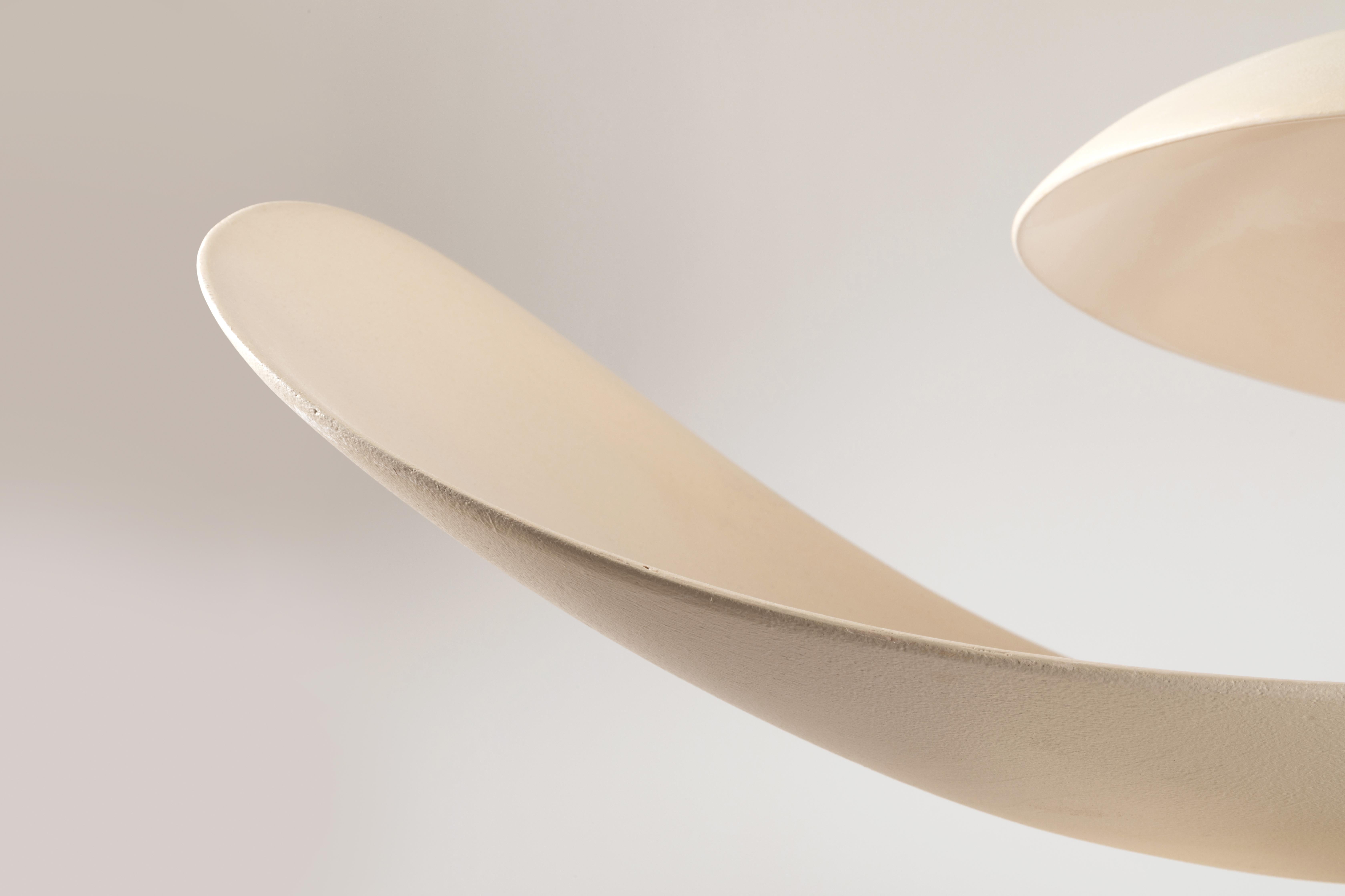 XXI secolo e contemporaneo Lampada scultorea Floating Composition in ceramica e ottone di dimensioni XL di Elsa Foulon in vendita