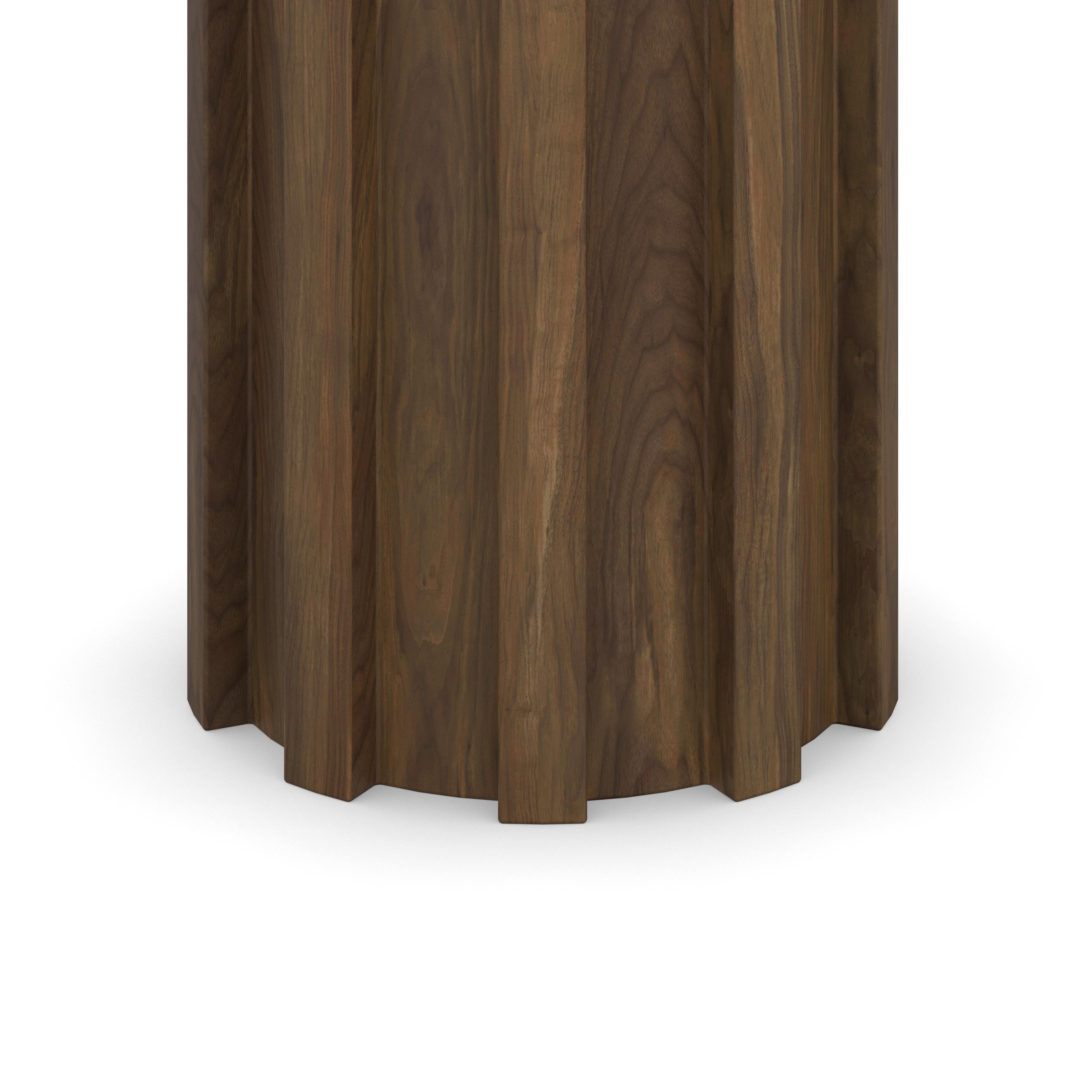 Selene Side Table est une table d'appoint en noyer et en marbre vert persan, conçue comme un volume sculptural rond qui ancre les intérieurs avec une autorité calme. Sa silhouette cannelée équilibre la forme et la présence. La pièce se présente sous