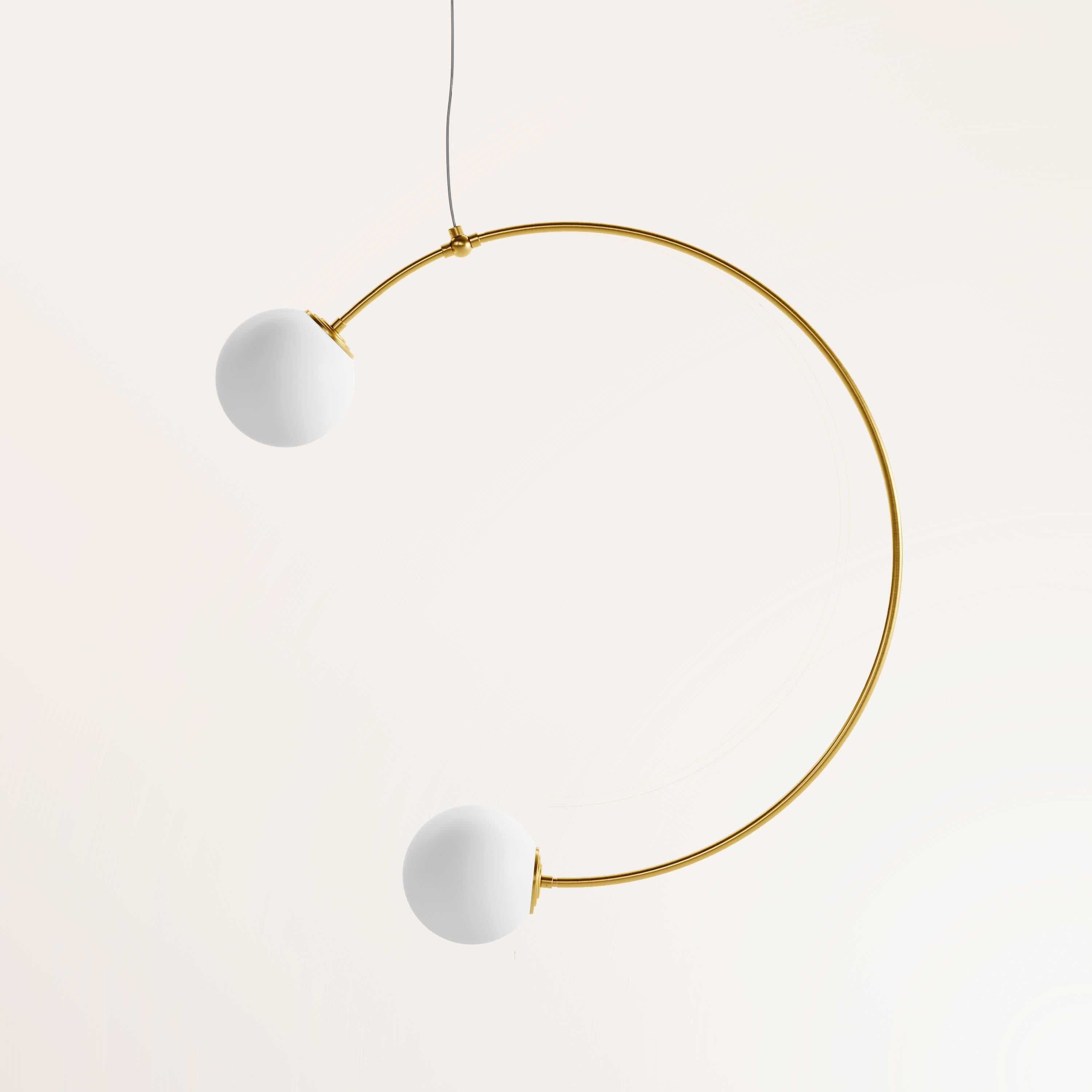 Lampada a sospensione Selene Small di Gobo Lights
Dimensioni: D 12 x L 55 x H 55 cm
Materiali: Ottone, opalino.
Peso: 0,7 Kg. 


Autodidatta e proveniente dal mondo della chimica, questo artigiano/designer belga progetta i suoi pezzi con la stessa