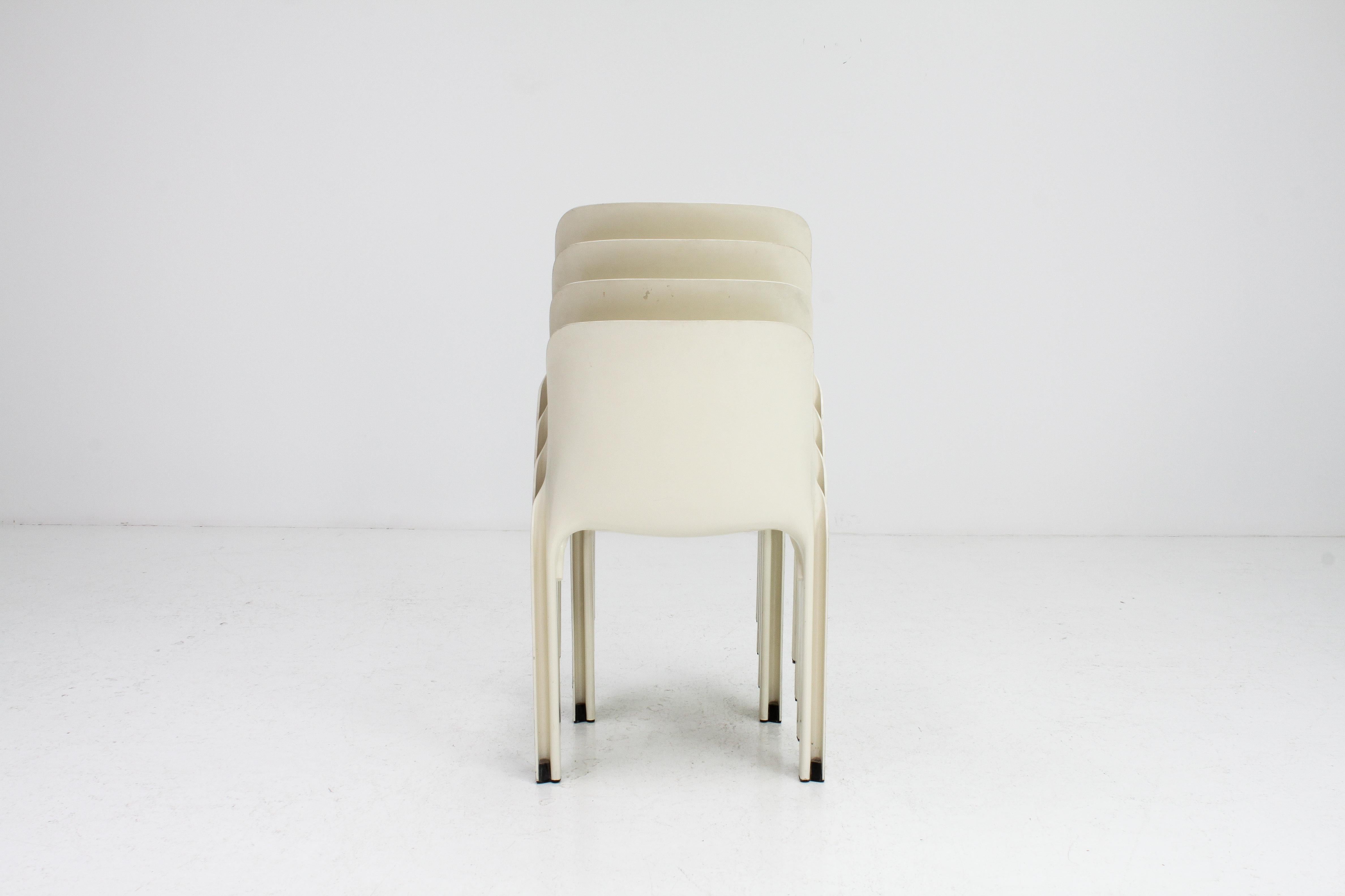 'Selene' Stacking Chairs in White by Vico Magistretti for Artemide, 1969 In Good Condition In London Road, Baldock, Hertfordshire