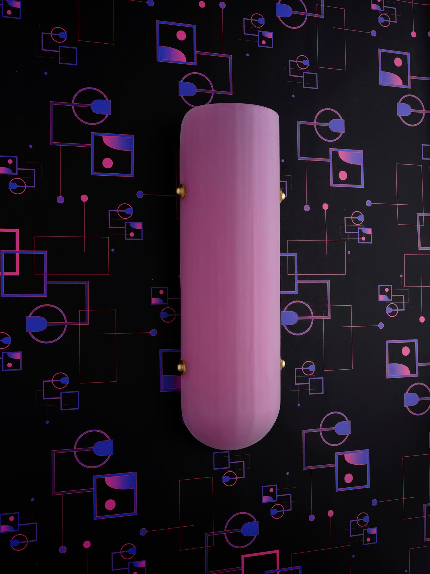 Selene, una lampada da parete in vetro soffiato Rubellite e ottone di ispirazione Streamline Moderne in vendita 3