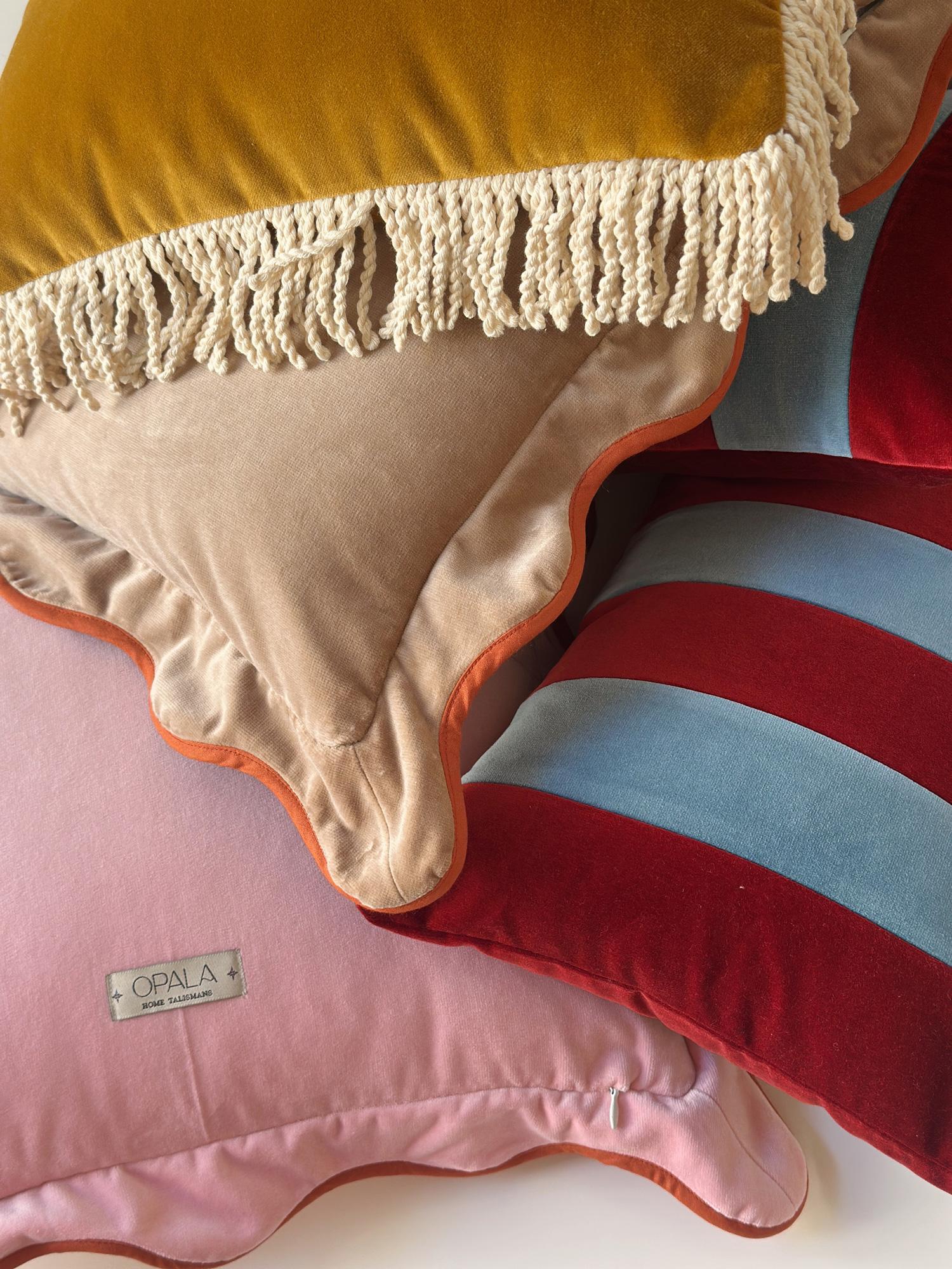 Cojín decorativo de terciopelo Selenita Rose Fringed Deluxe hecho a mano Moderno en venta
