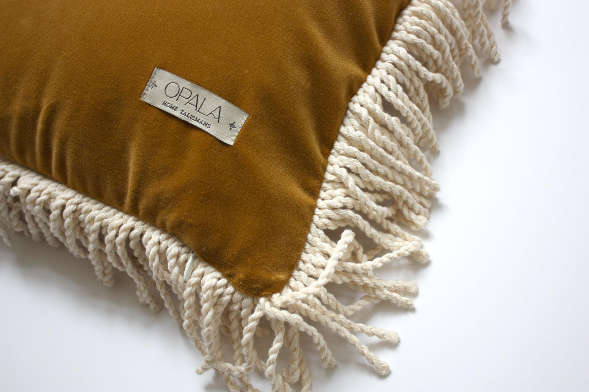 Cojín decorativo de terciopelo Selenita Rose Fringed Deluxe hecho a mano Portugués en venta