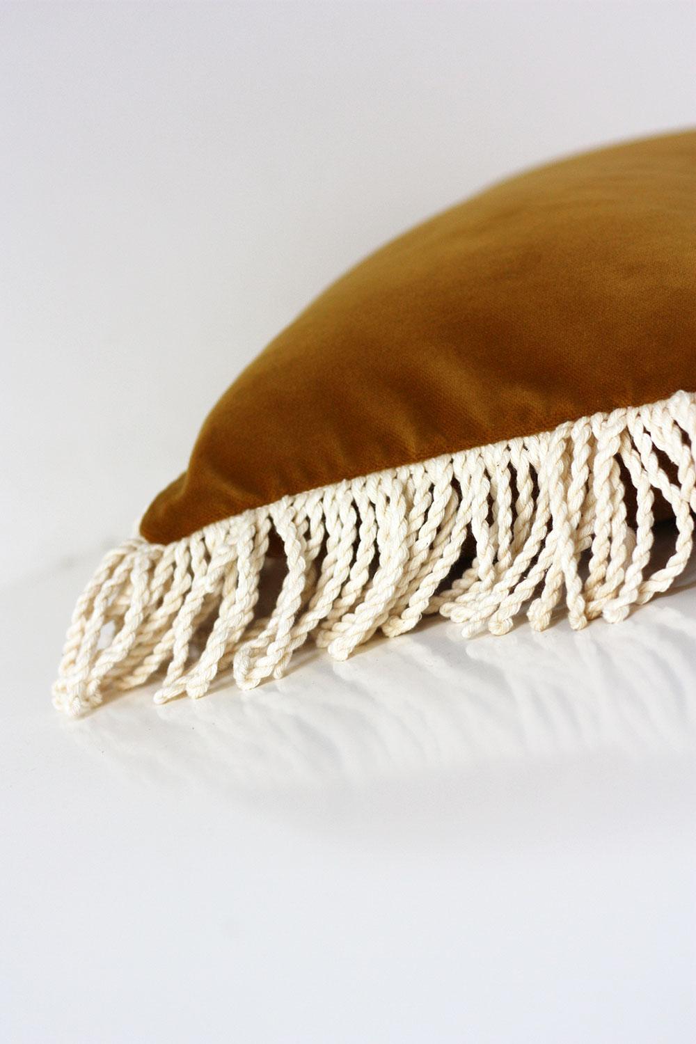 Cojín decorativo de terciopelo Selenita Rose Fringed Deluxe hecho a mano Hecho a mano en venta