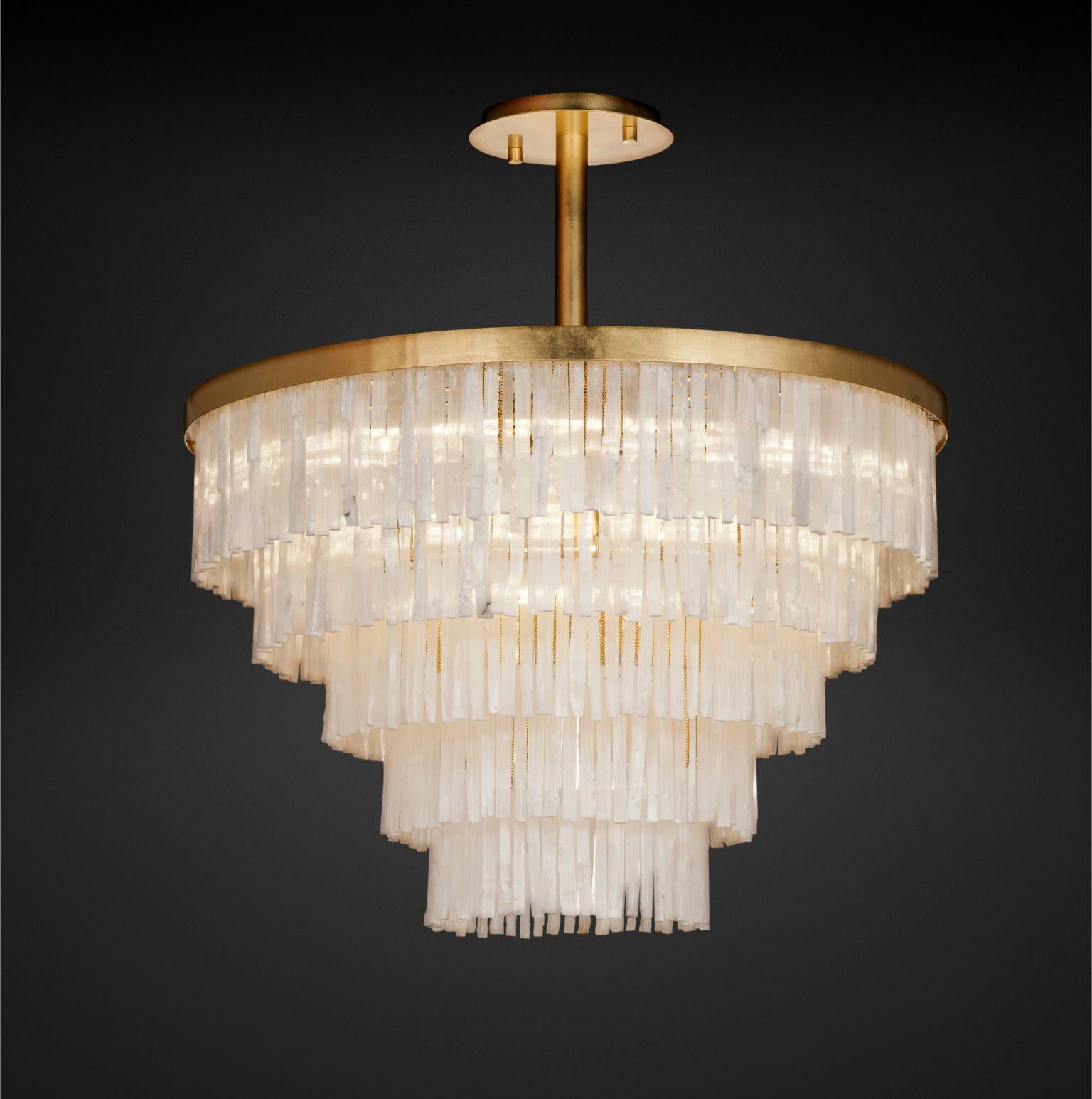 Lampadario in selenite 120 di Aver.
Dimensioni: P 120 x H 80 cm.
Materiali: Selenite, metallo.
Disponibile in altre misure.

Disegnata da Marcele Muraro, per Aver, la collezione è prodotta con selenite naturale marocchina e si ispira alla città