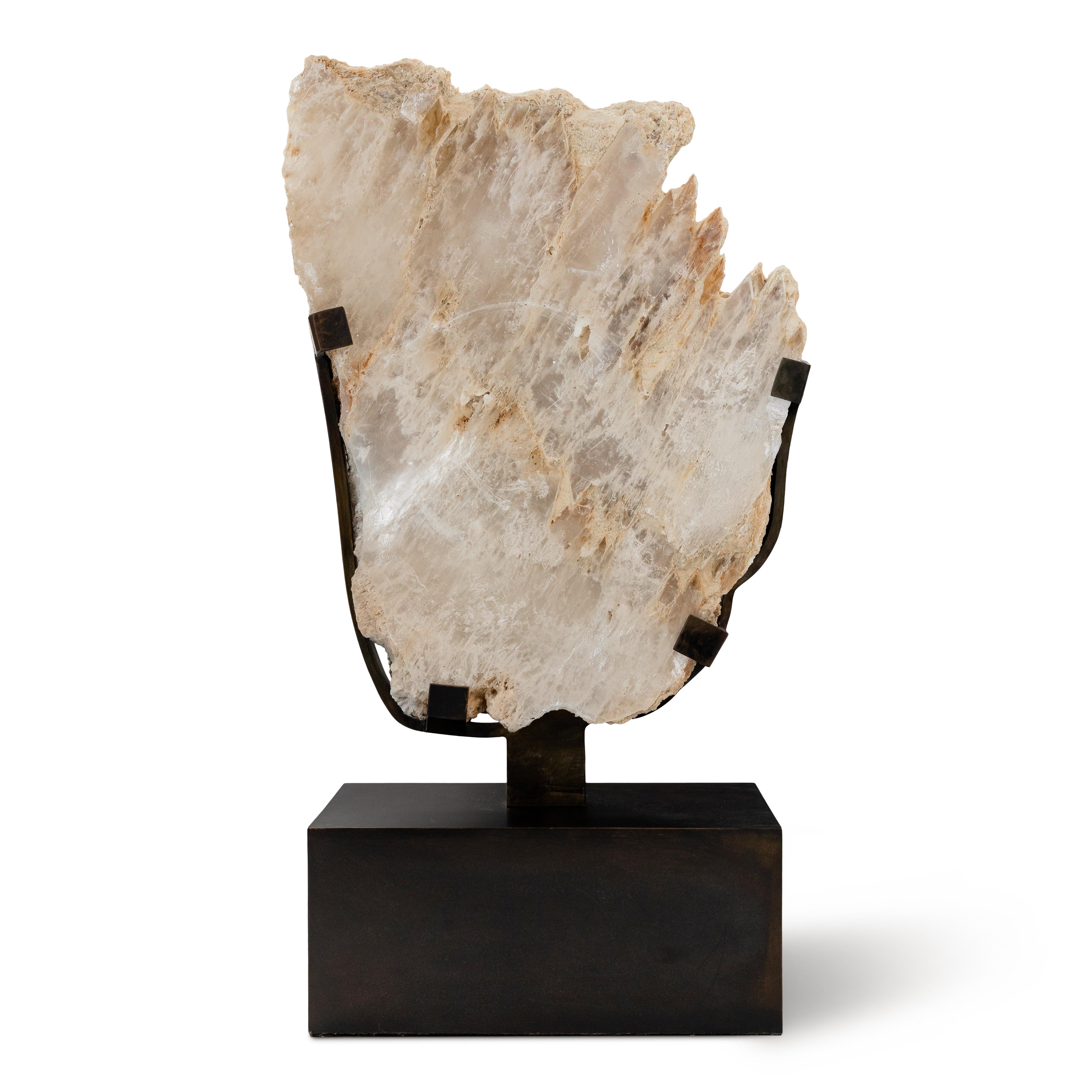 Scultura di selenite su supporto museale

Selenite proveniente dal Nuovo Messico. Base in ferro realizzata qui nel Dallas Design District da artigiani locali.

Base 9 