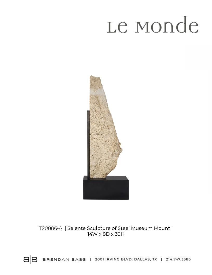 Scultura di selenite su supporto museale in acciaio in vendita 5