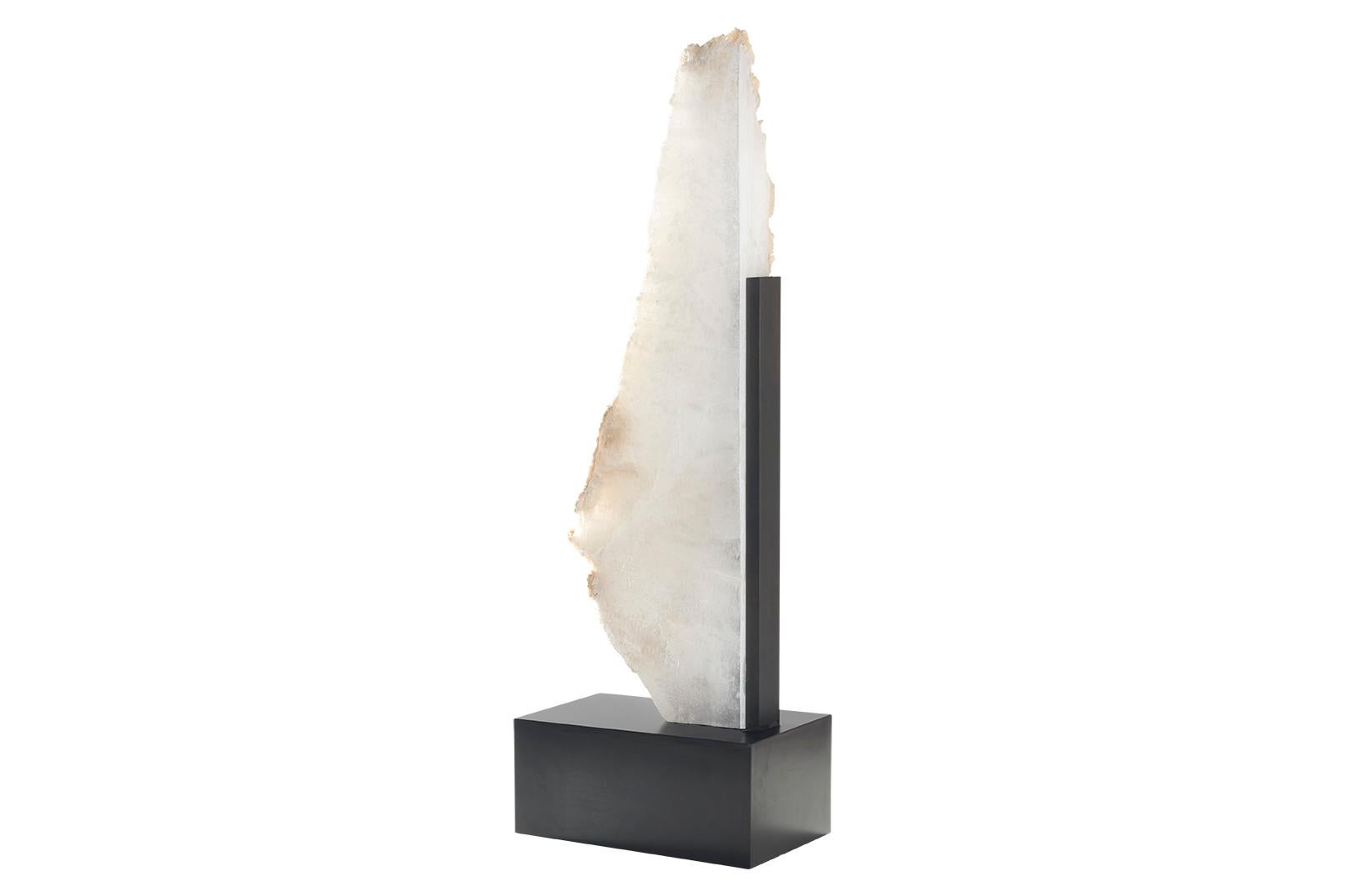 Organico moderno Scultura di selenite su supporto museale in acciaio in vendita
