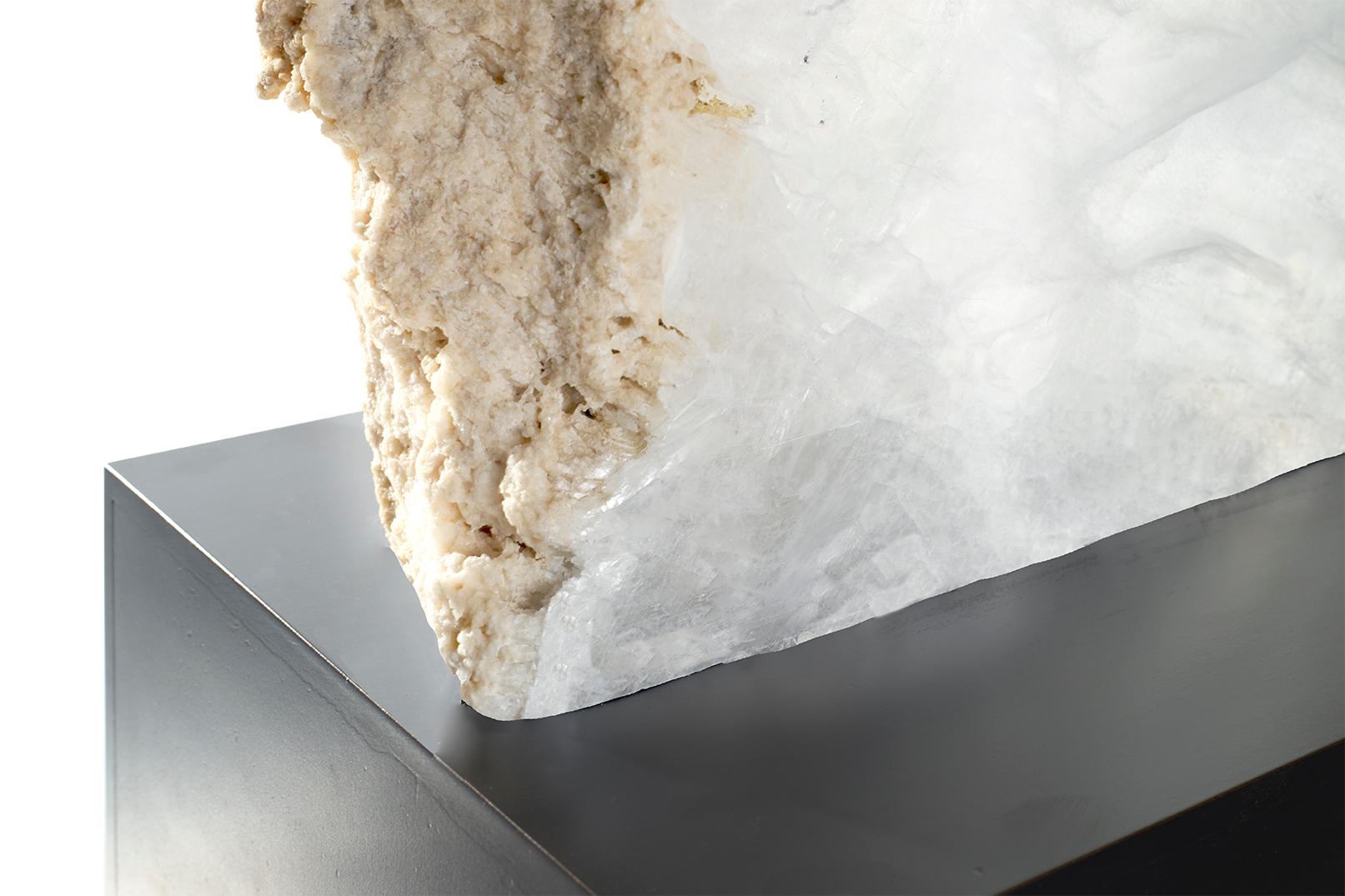 Organico moderno Scultura di selenite su supporto museale in acciaio in vendita