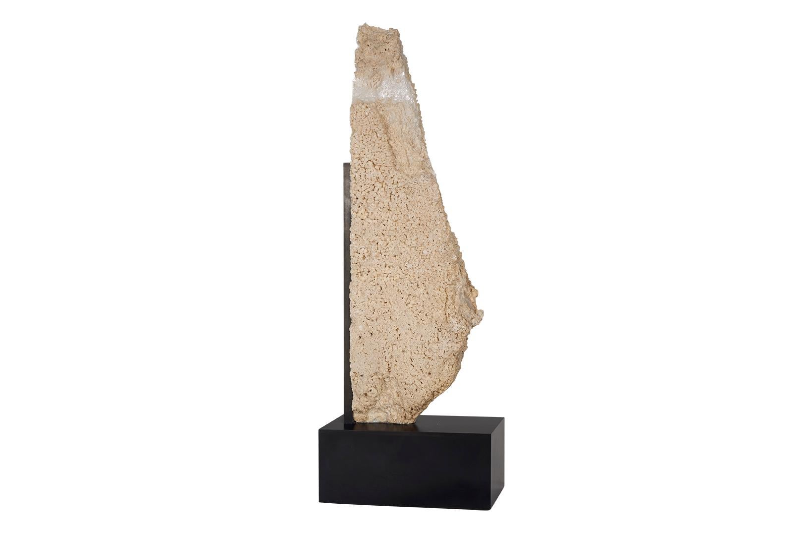 Scultura di selenite su supporto museale in acciaio In condizioni buone in vendita a Dallas, TX