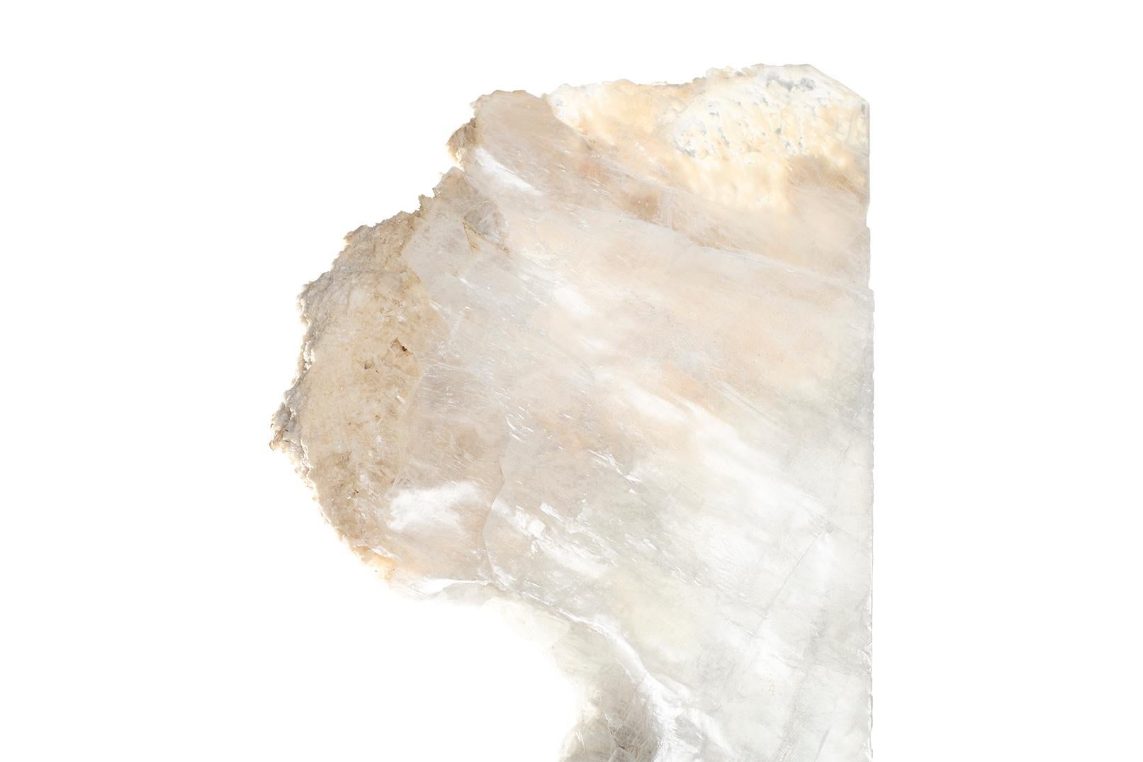 Scultura di selenite su supporto museale in acciaio In condizioni buone in vendita a Dallas, TX