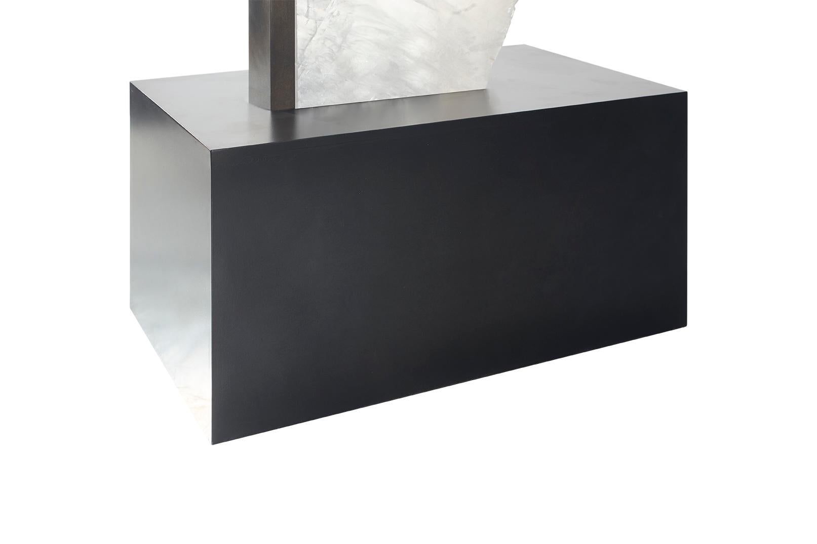 Sculpture Selenite sur support de musée en acier Bon état - En vente à Dallas, TX