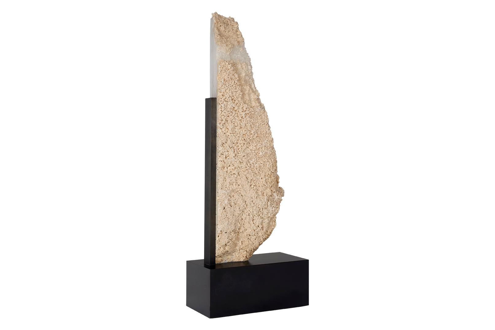 XX secolo Scultura di selenite su supporto museale in acciaio in vendita
