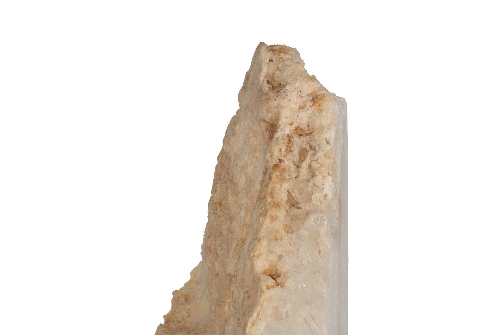 XX secolo Scultura di selenite su supporto museale in acciaio in vendita