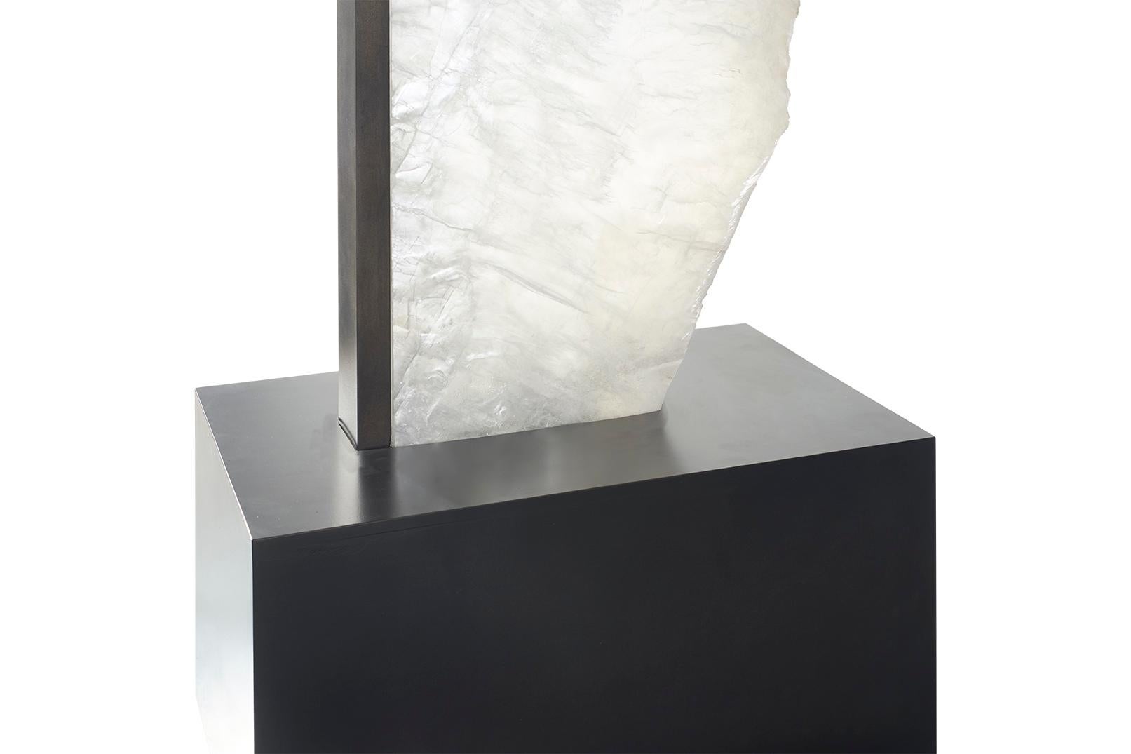 Acier Sculpture Selenite sur support de musée en acier en vente