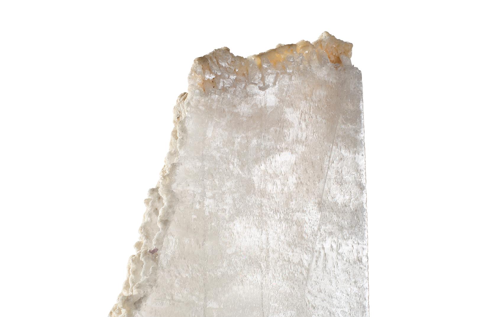 Scultura di selenite su supporto museale in acciaio in vendita 1