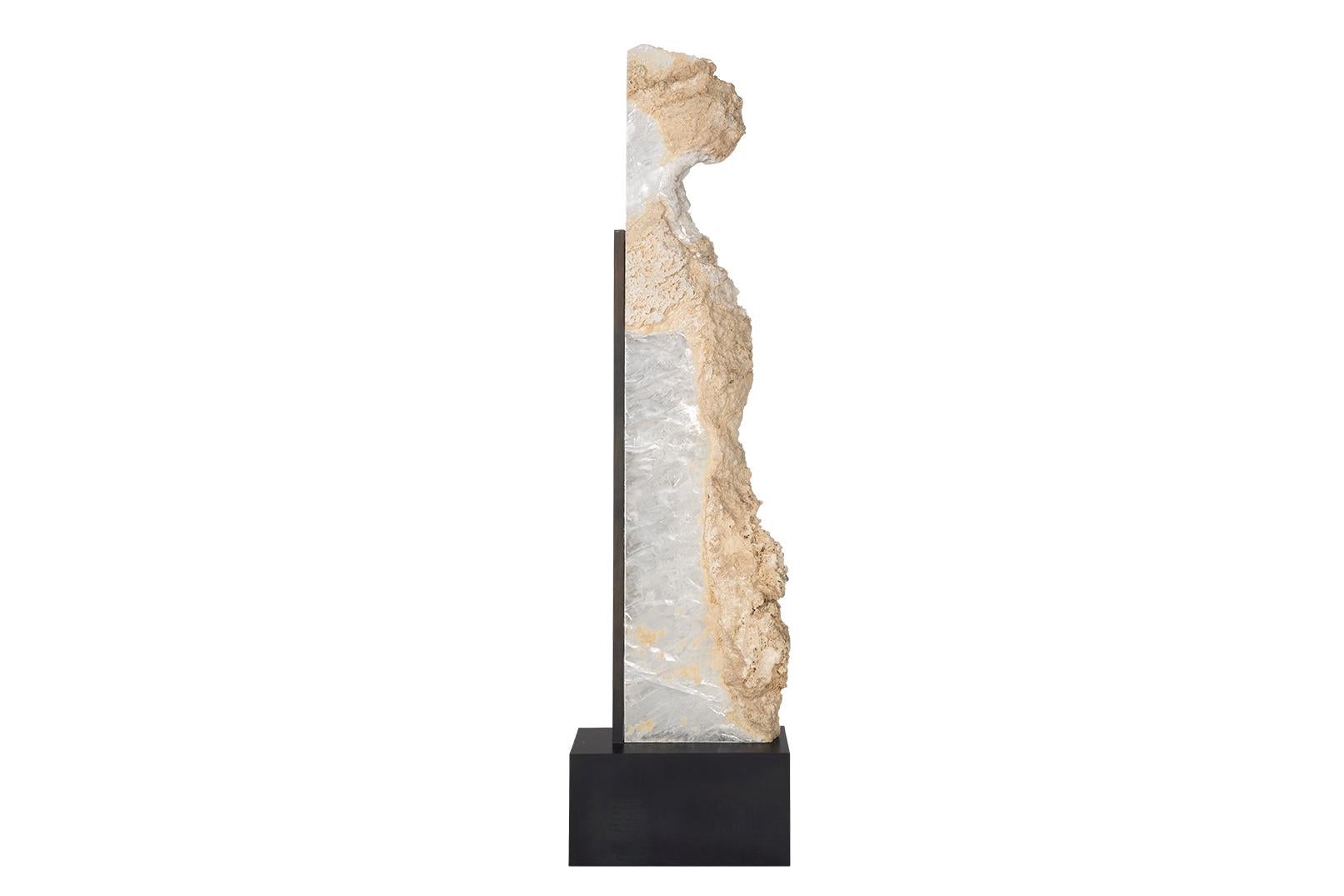 Scultura di selenite su supporto museale in acciaio in vendita 1