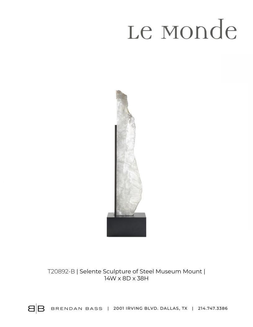 Sculpture Selenite sur support de musée en acier en vente 1