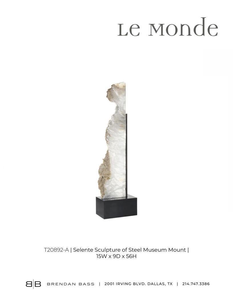 Scultura di selenite su supporto museale in acciaio in vendita 2