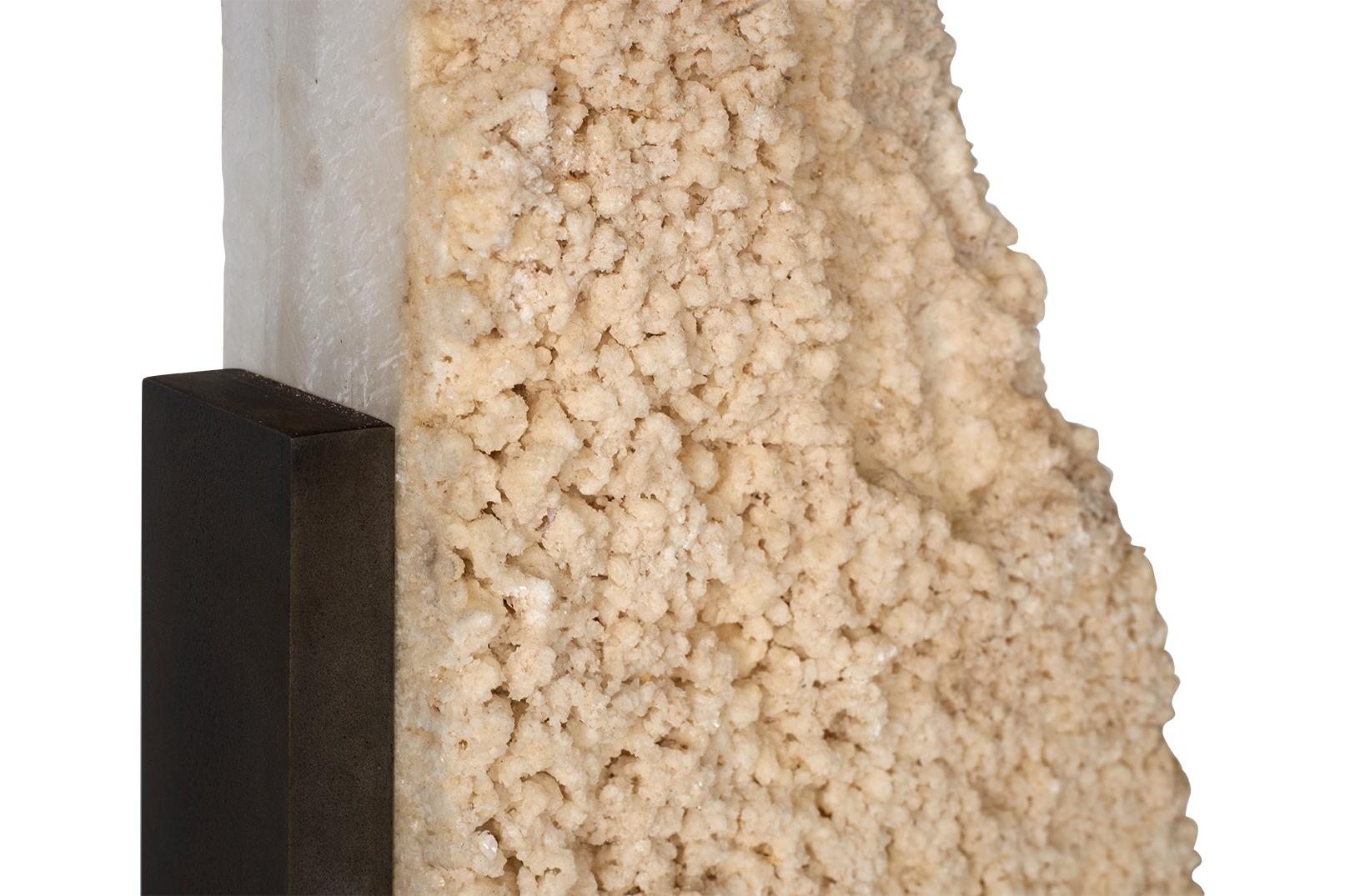 Scultura di selenite su supporto museale in acciaio in vendita 3