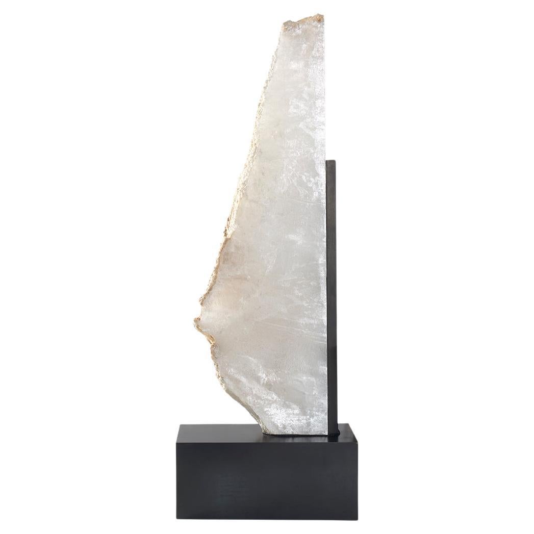 Escultura de selenita sobre soporte de acero para museo