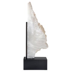 Escultura de selenita sobre soporte de acero para museo