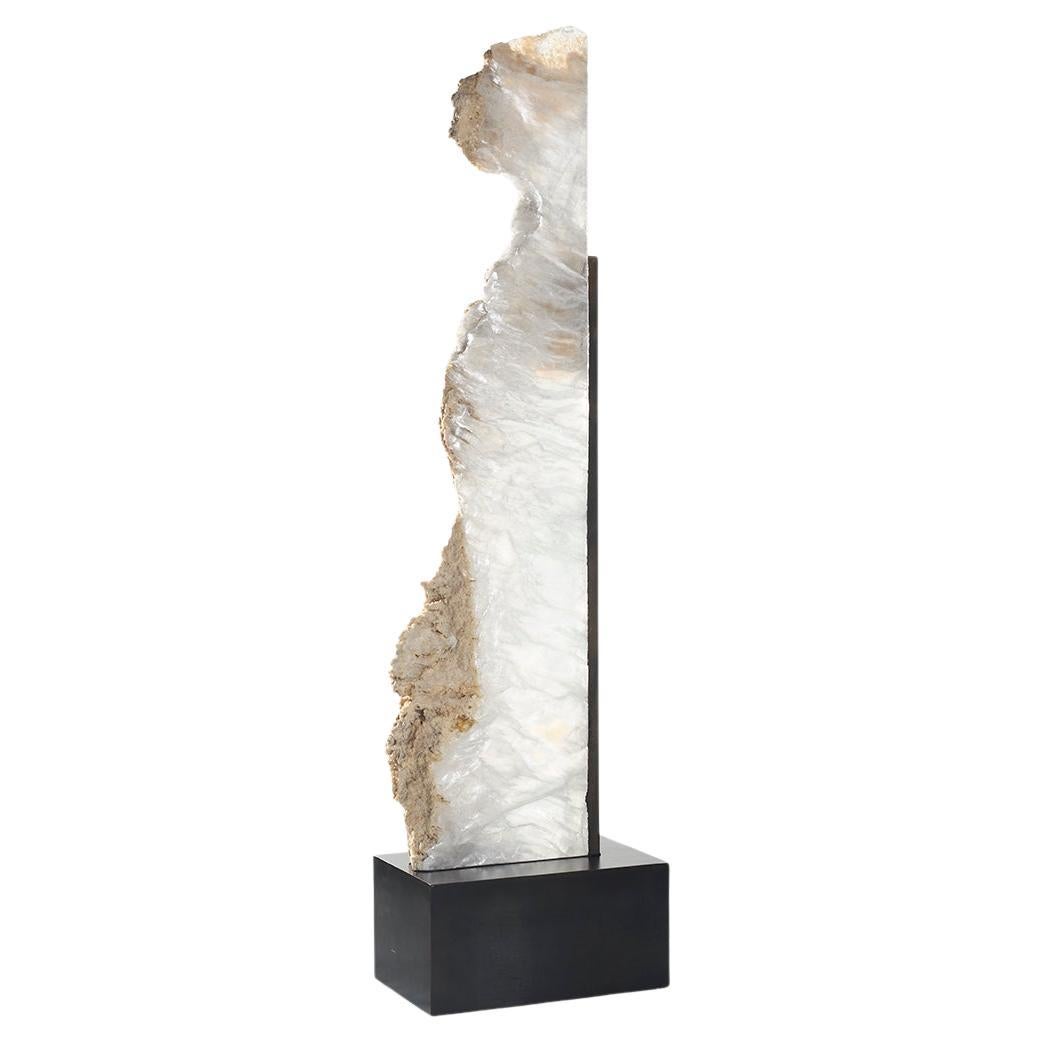 Escultura de selenita sobre soporte de acero para museo