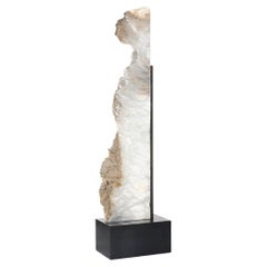 Escultura de selenita sobre soporte de acero para museo