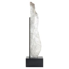 Escultura de selenita sobre soporte de acero para museo