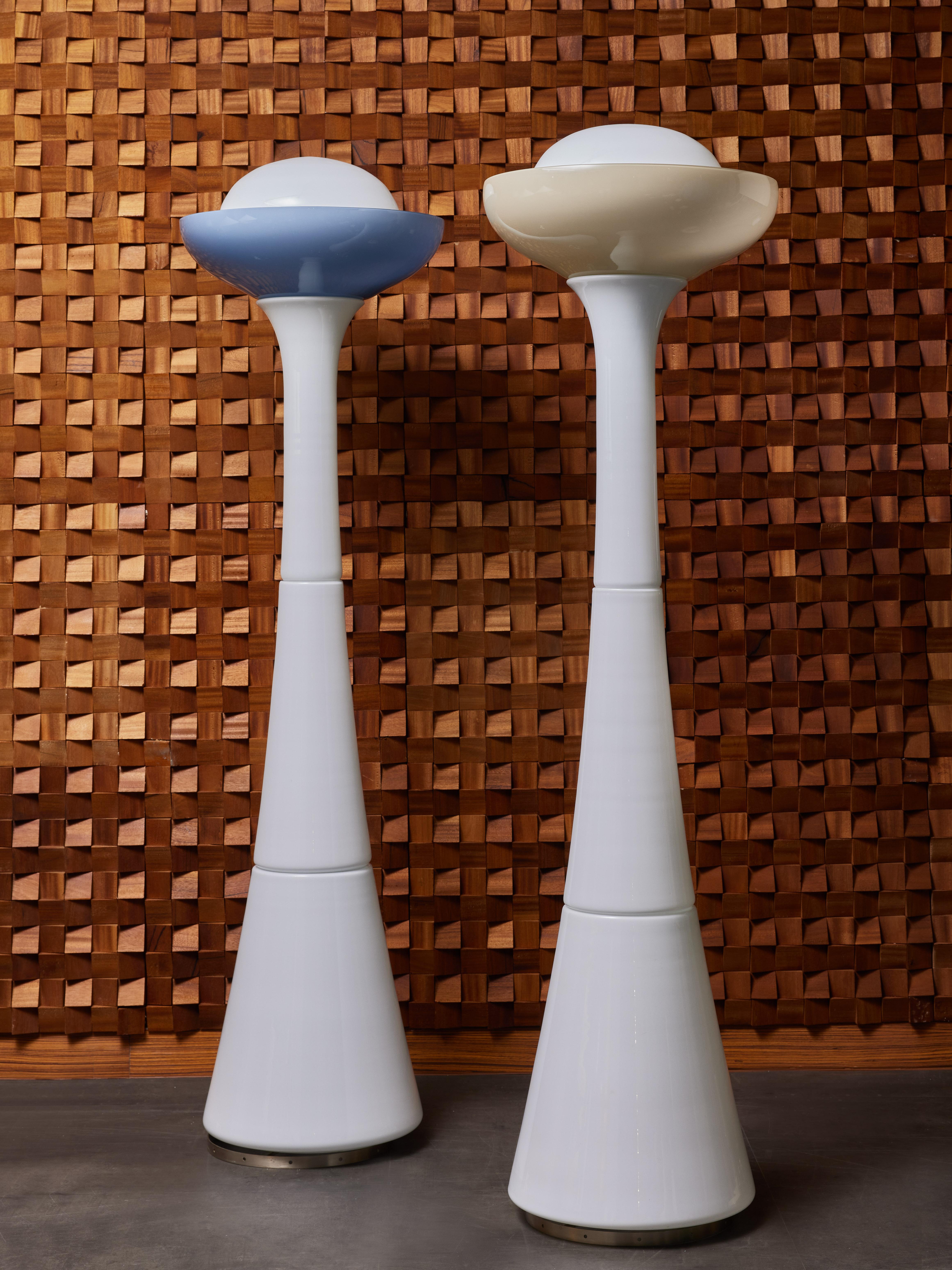 Magnifiques lampadaires conçus par Carlo Nason pour Selenova, ils sont constitués d'une structure intérieure en acier, sur laquelle sont empilés plusieurs verres opalins, surmontés d'un plus grand bol bleu ou brun.

Selenova
Selenova est un