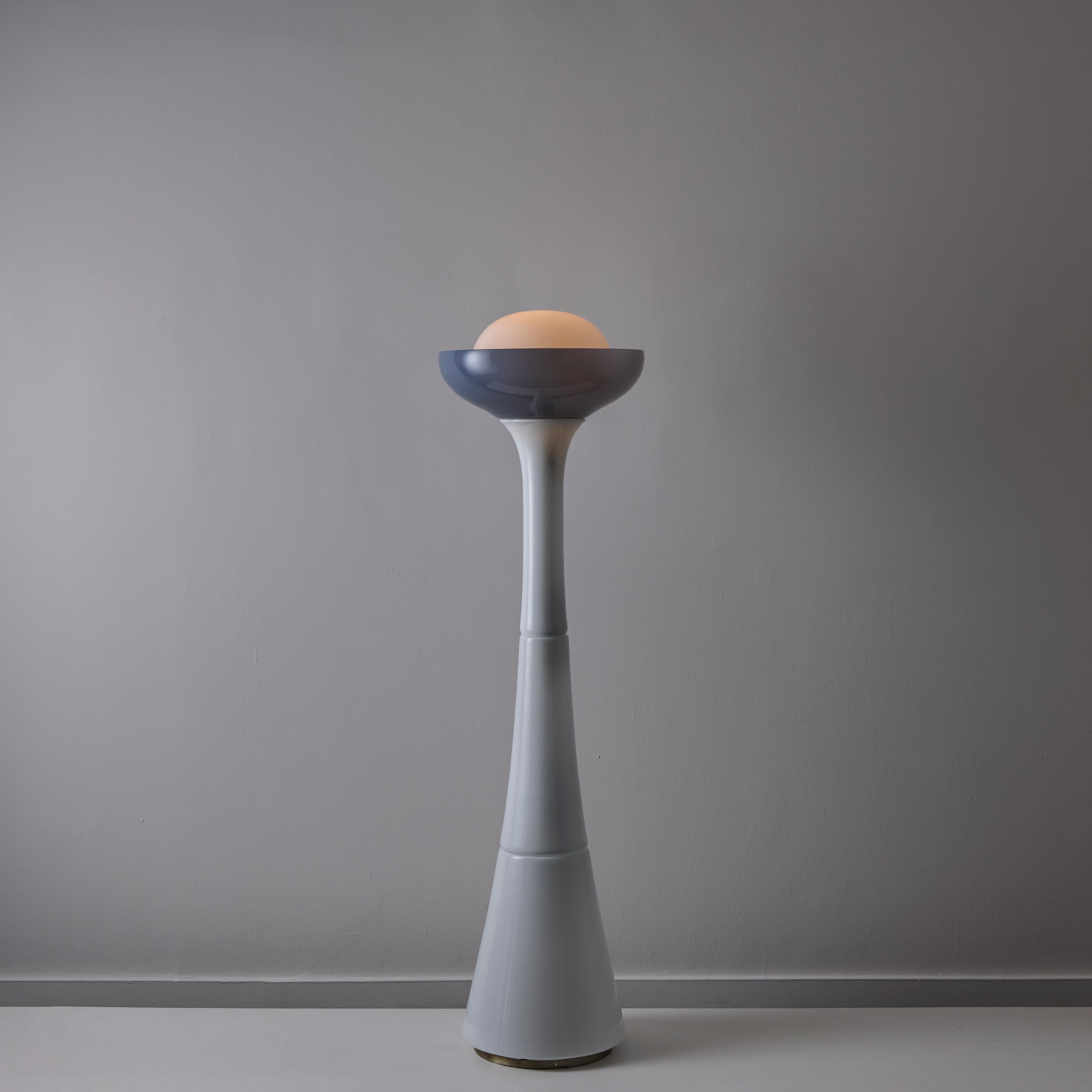 Lámparas de pie 'Selenova' de Carlo Nason para Vistosi (IT, c. 1970)

Lámpara de pie totalmente de cristal formada por cinco piezas de cristal de Murano apiladas unas sobre otras para formar una lámpara monolítica de captación. La colección Selenova