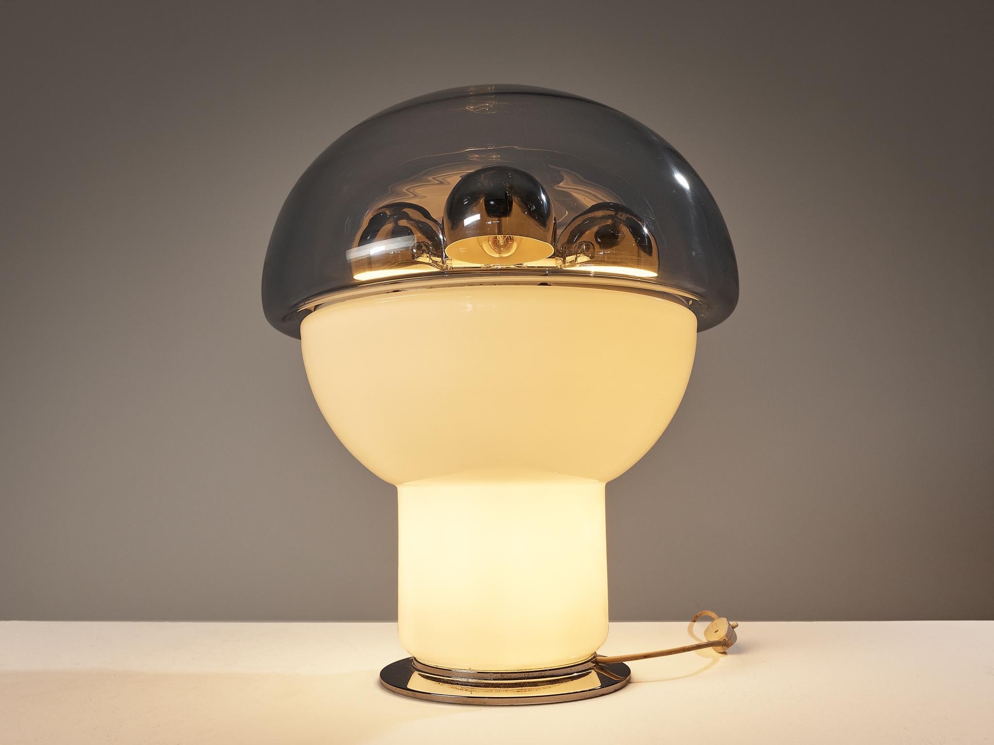 Selenova Postmoderne Tischlampe mit Glaskugel aus hellblauem Glas und Perspex  (Stahl) im Angebot